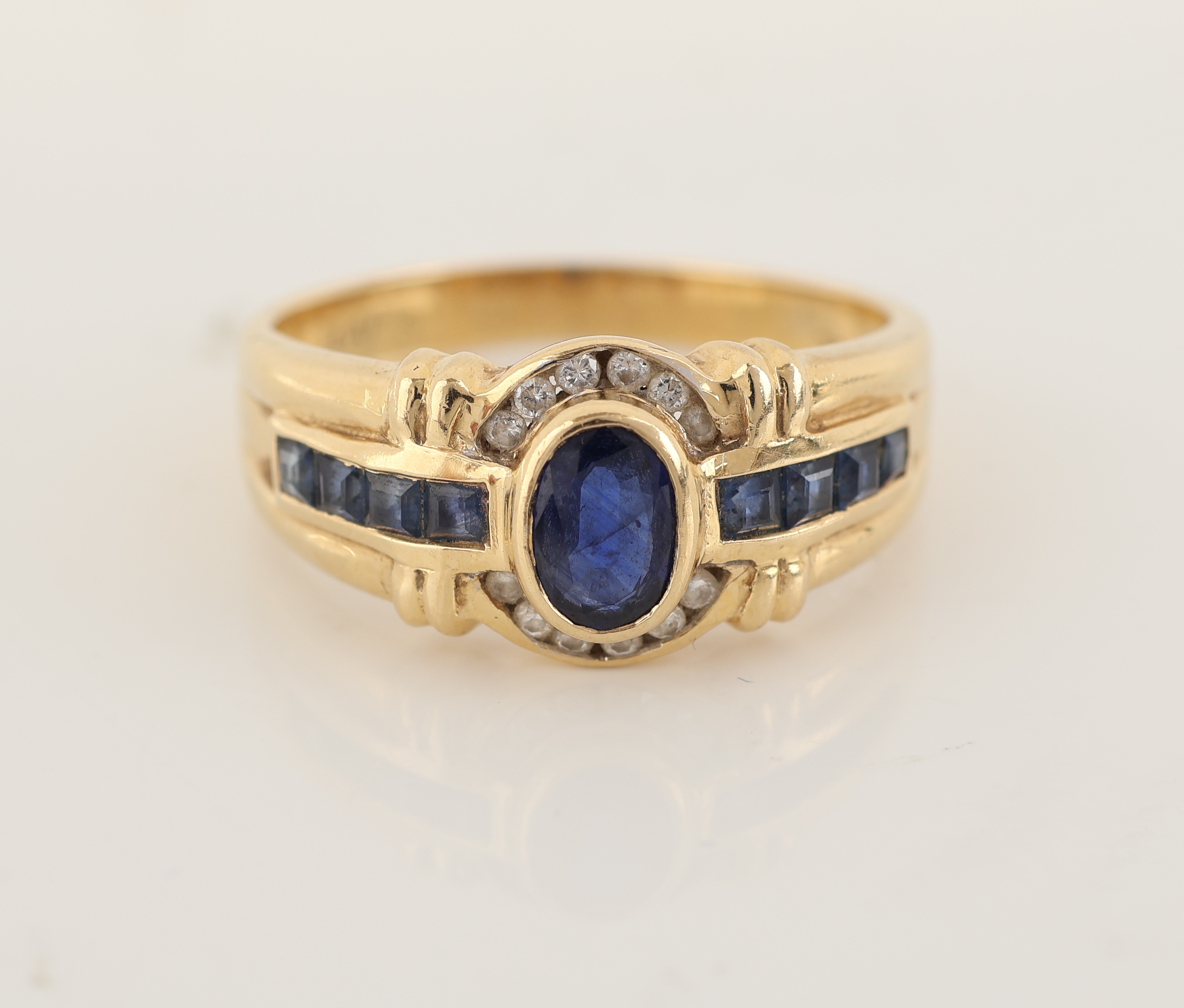 Detail a: 18 kt Gold Saphir-Brillant-Ring, GG 750/000, ovalfacett. Saphir und 8 Saphir -Carrees zus. ca. 1.10 ct, 12 Brillanten zus. ca. 0.06 ct Weiß/p, RW ...