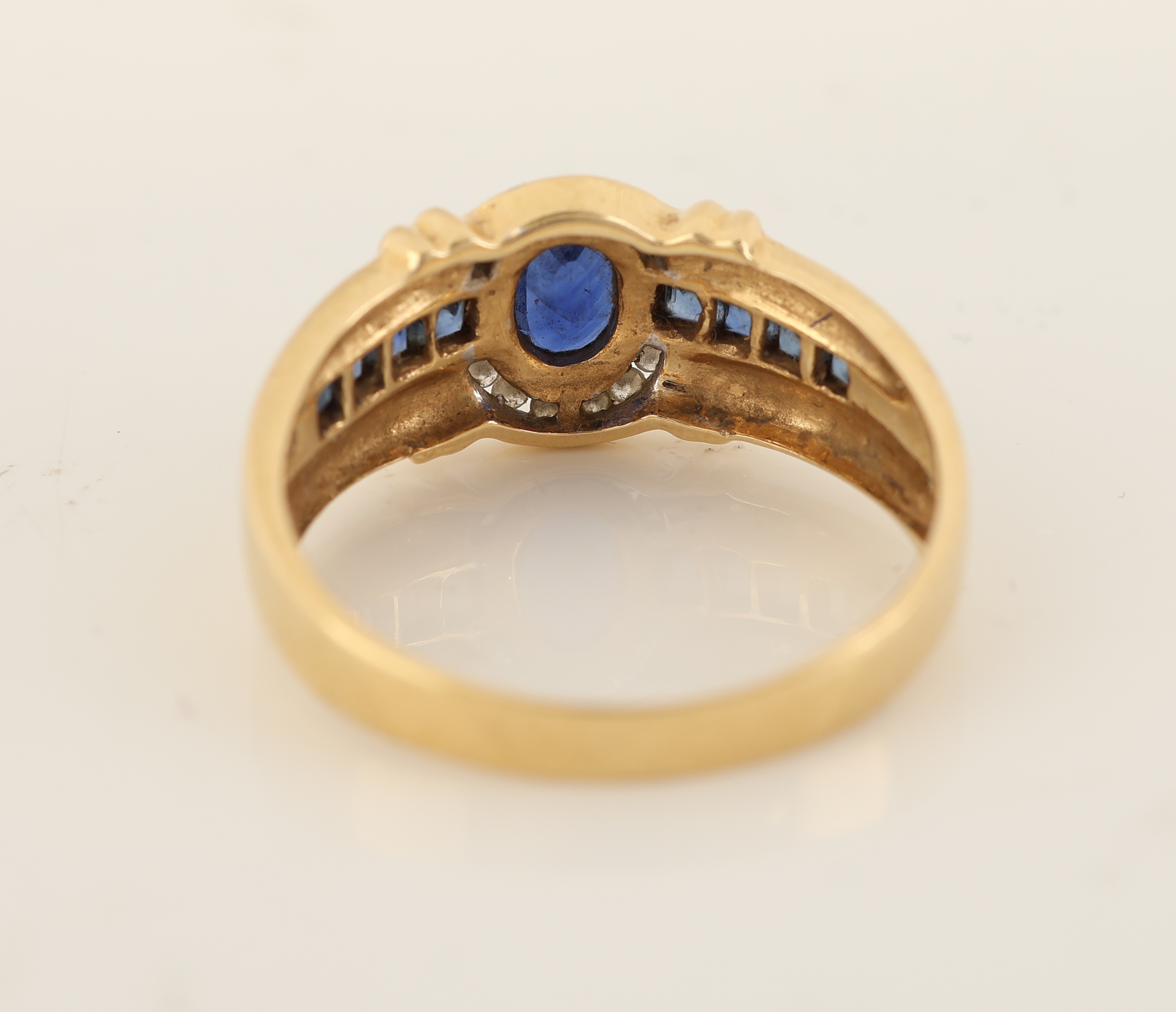 Detail b: 18 kt Gold Saphir-Brillant-Ring, GG 750/000, ovalfacett. Saphir und 8 Saphir -Carrees zus. ca. 1.10 ct, 12 Brillanten zus. ca. 0.06 ct Weiß/p, RW ...