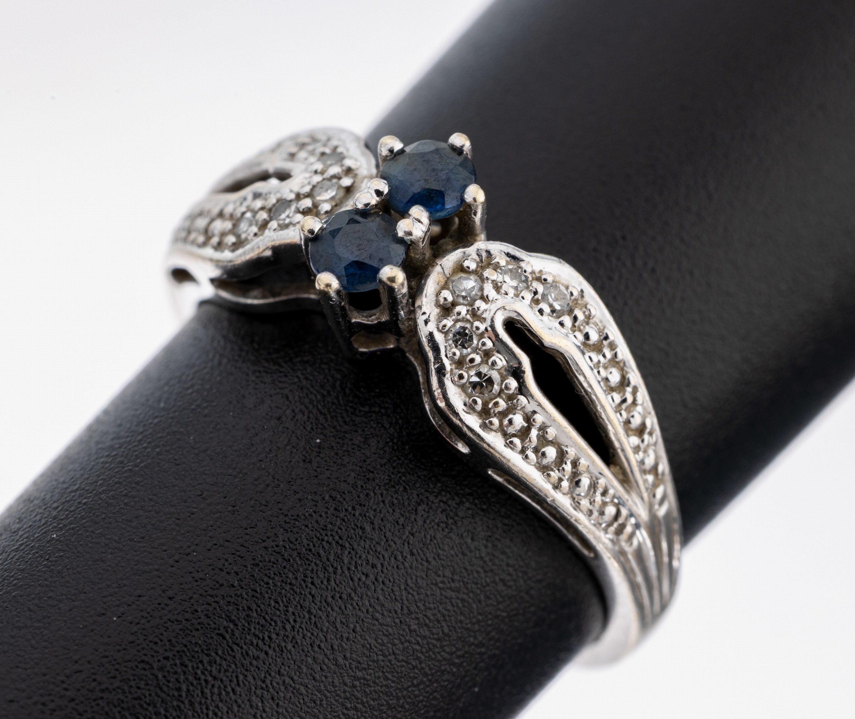 Image 27117304 - 14 kt Gold Saphir-Diamant-Ring, WG 585/000,2 rundfacett. Saphire zus. ca. 0.18 ct, 10 ...