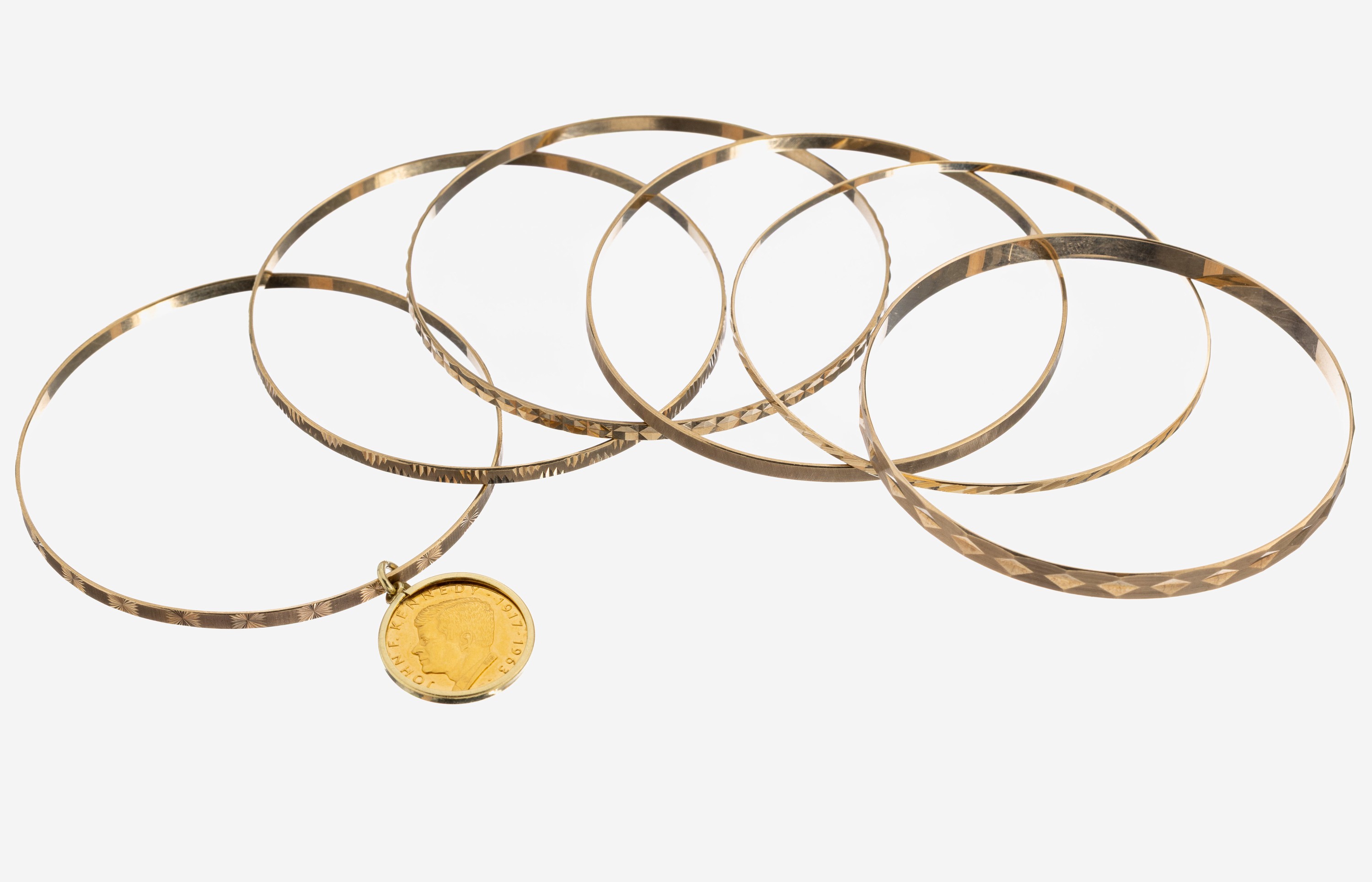 Image 27117308 - Set 6 8 kt Gold Armreife, GG 333/000, versch. Designs, 1 in GG gefasste Goldmedaille, ...