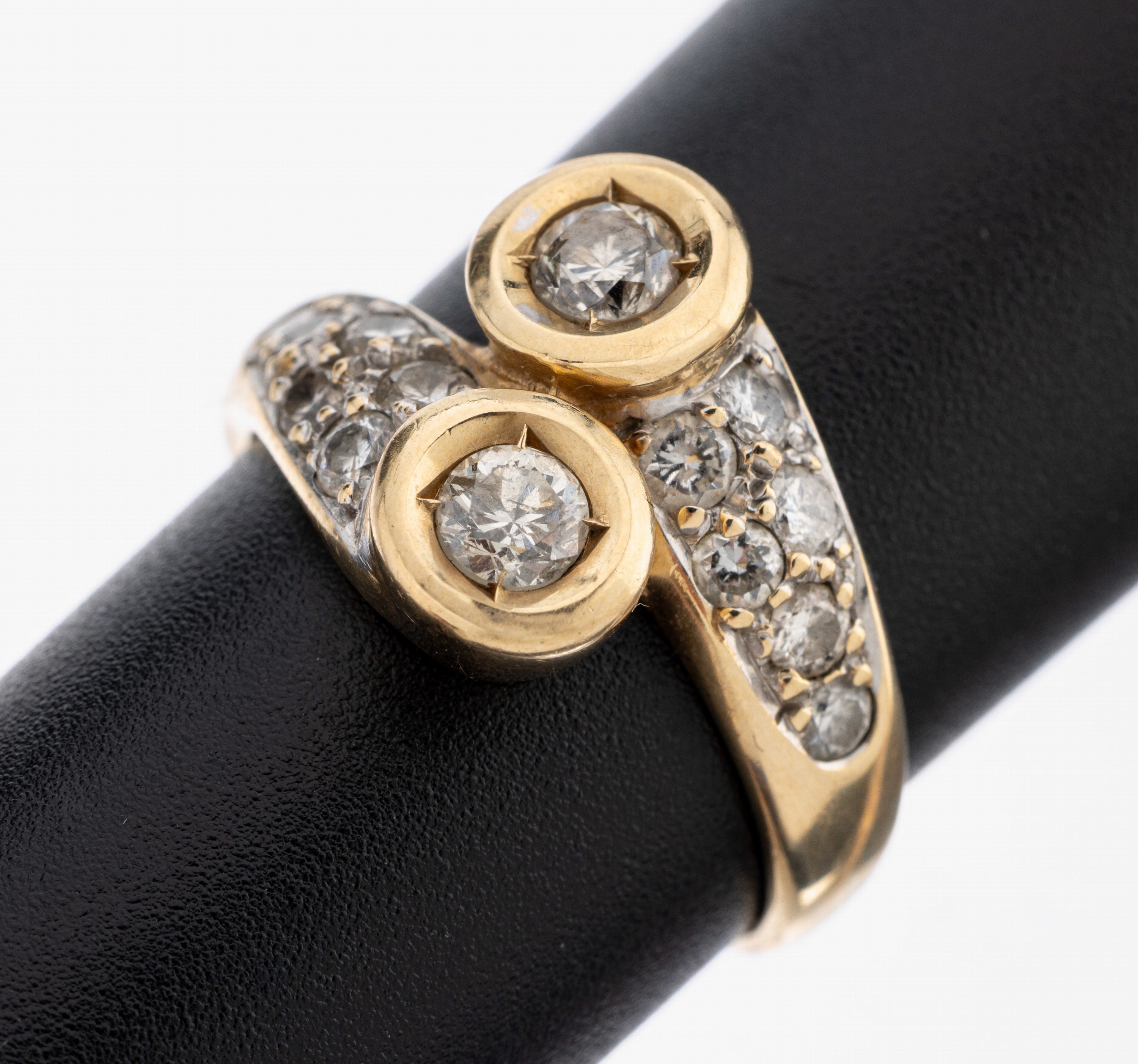 Image 27117328 - 14 kt Gold Brillant-Ring, GG 585/000, gegenläufig gearbeitet, 14 Brillanten zus. ...