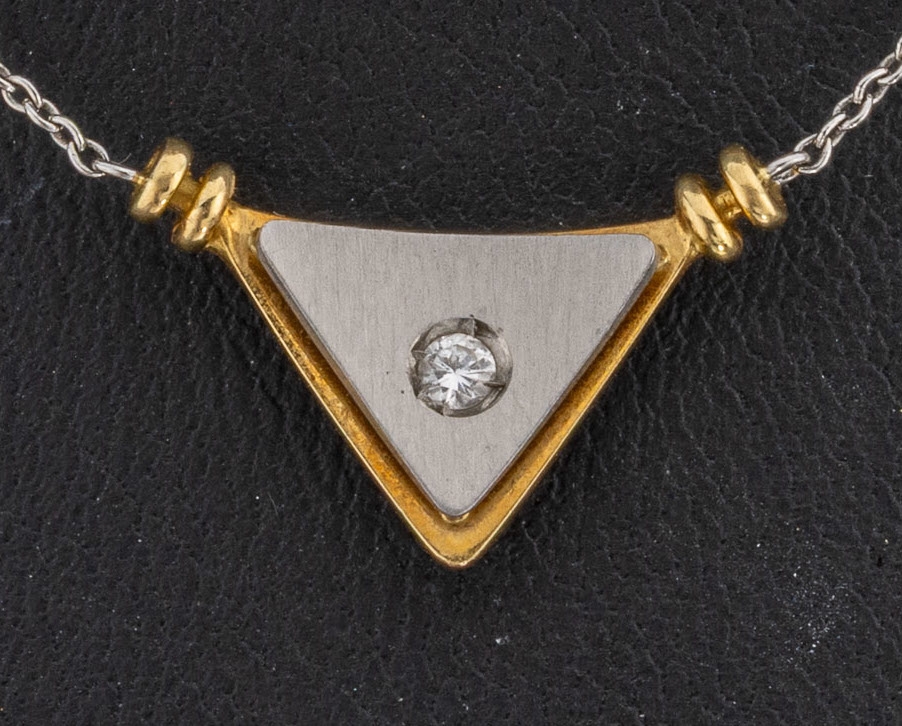 Detail a: Platin und 18 kt Gold Brillant-Collier, Pt 950/000 und GG 750/000, dreieckiges Mittelteilmit Brillant ca. 0.03 ct (grav.) Weiß/si, L. ca. 50 cm, ...