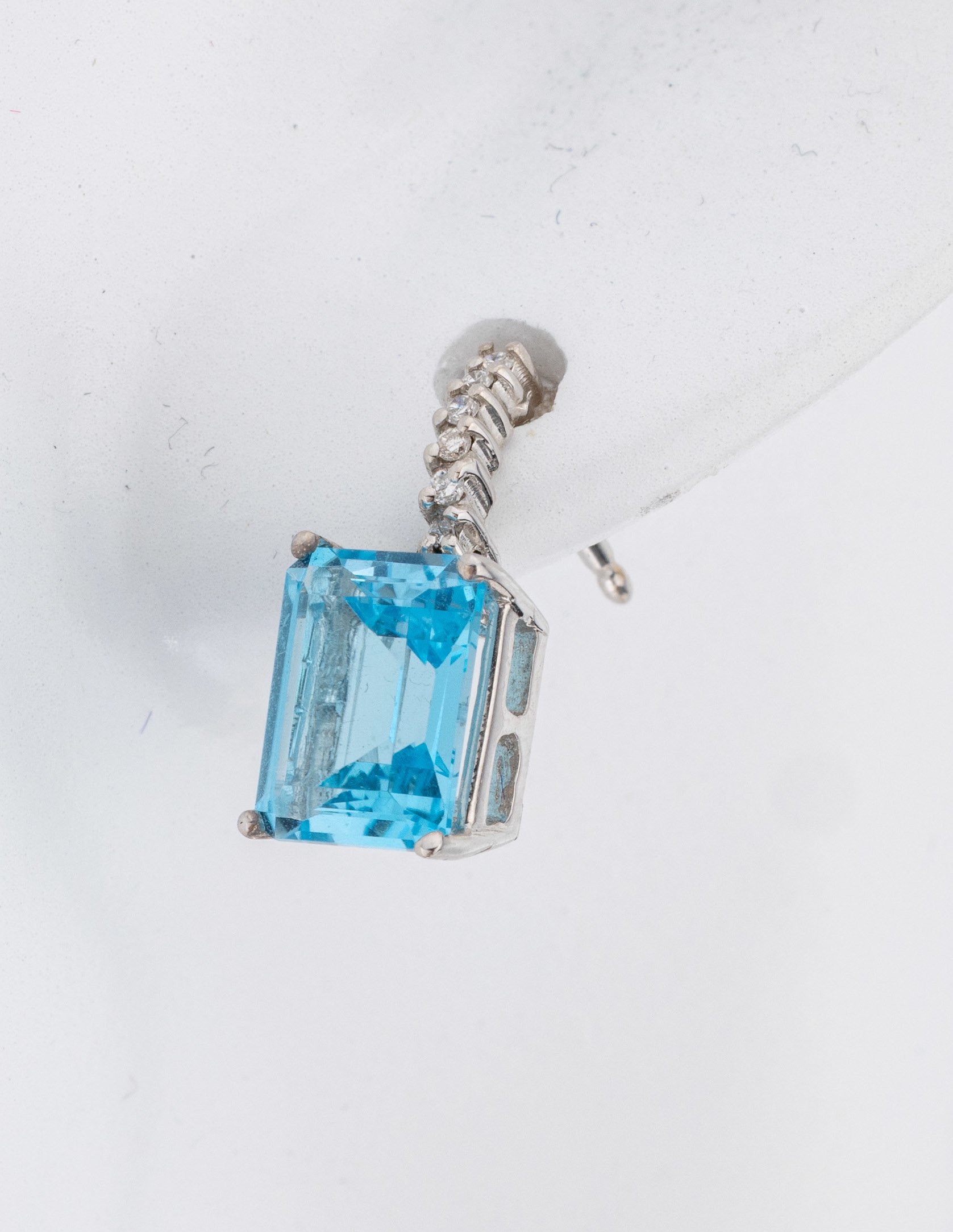 Detail a: Paar 18 kt Gold Topas-Brillant-Ohrstecker, WG 750/000, 2 Blautopase (beh.) im Treppenschliff ca. 3.0 ct, 12 Brillanten zus. ca. 0.06 ct Weiß/si, ...