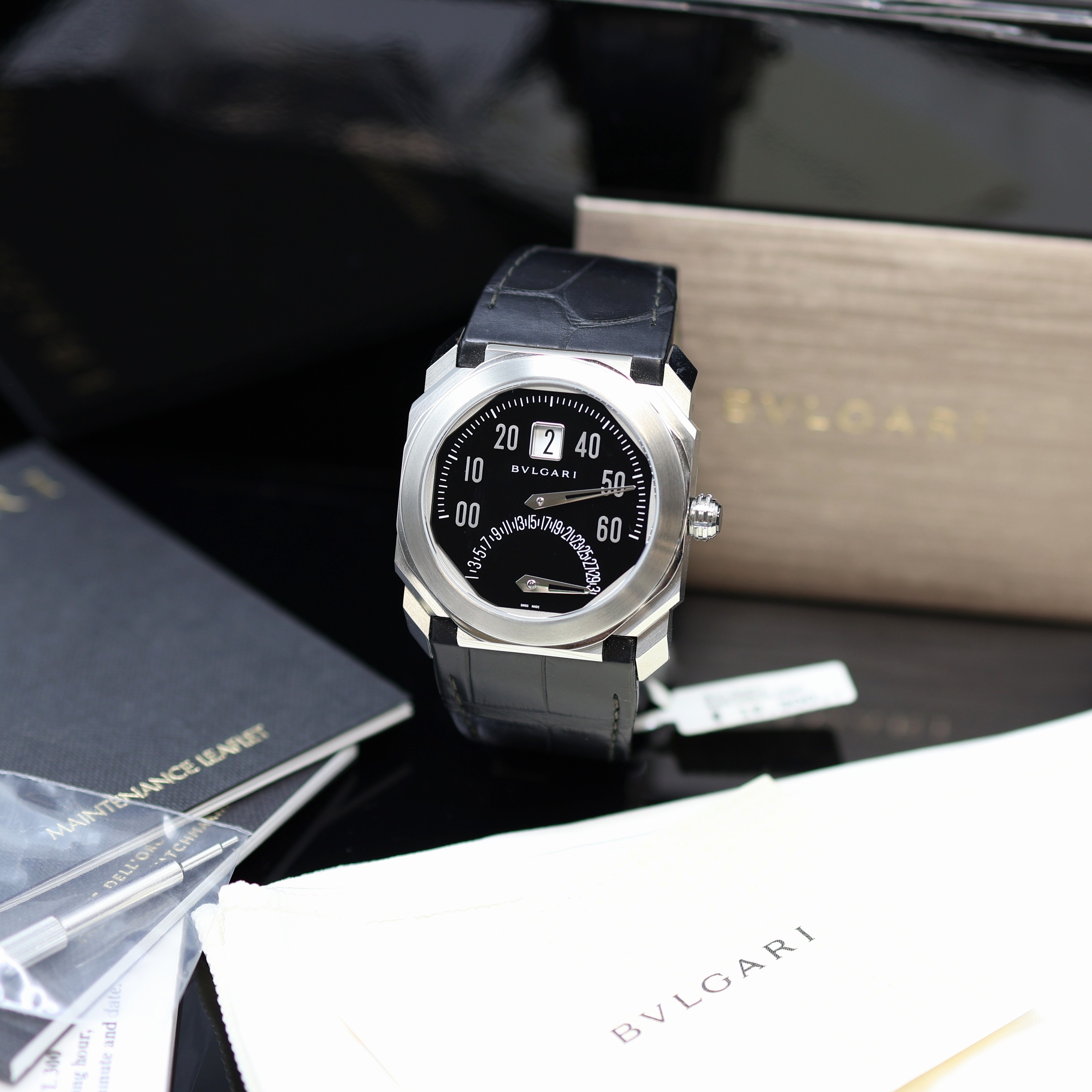 Image 27117361 - BULGARI Octo ungetragene Herrenarmbanduhr mit springender Stunde Referenz BGO 38 Sr, ...