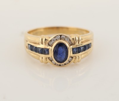 27117302a - 18 kt Gold Saphir-Brillant-Ring, GG 750/000, ovalfacett. Saphir und 8 Saphir -Carrees ...