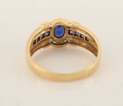 27117302b - 18 kt Gold Saphir-Brillant-Ring, GG 750/000, ovalfacett. Saphir und 8 Saphir -Carrees ...