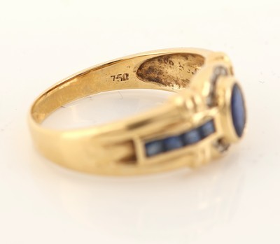 27117302c - 18 kt Gold Saphir-Brillant-Ring, GG 750/000, ovalfacett. Saphir und 8 Saphir -Carrees ...