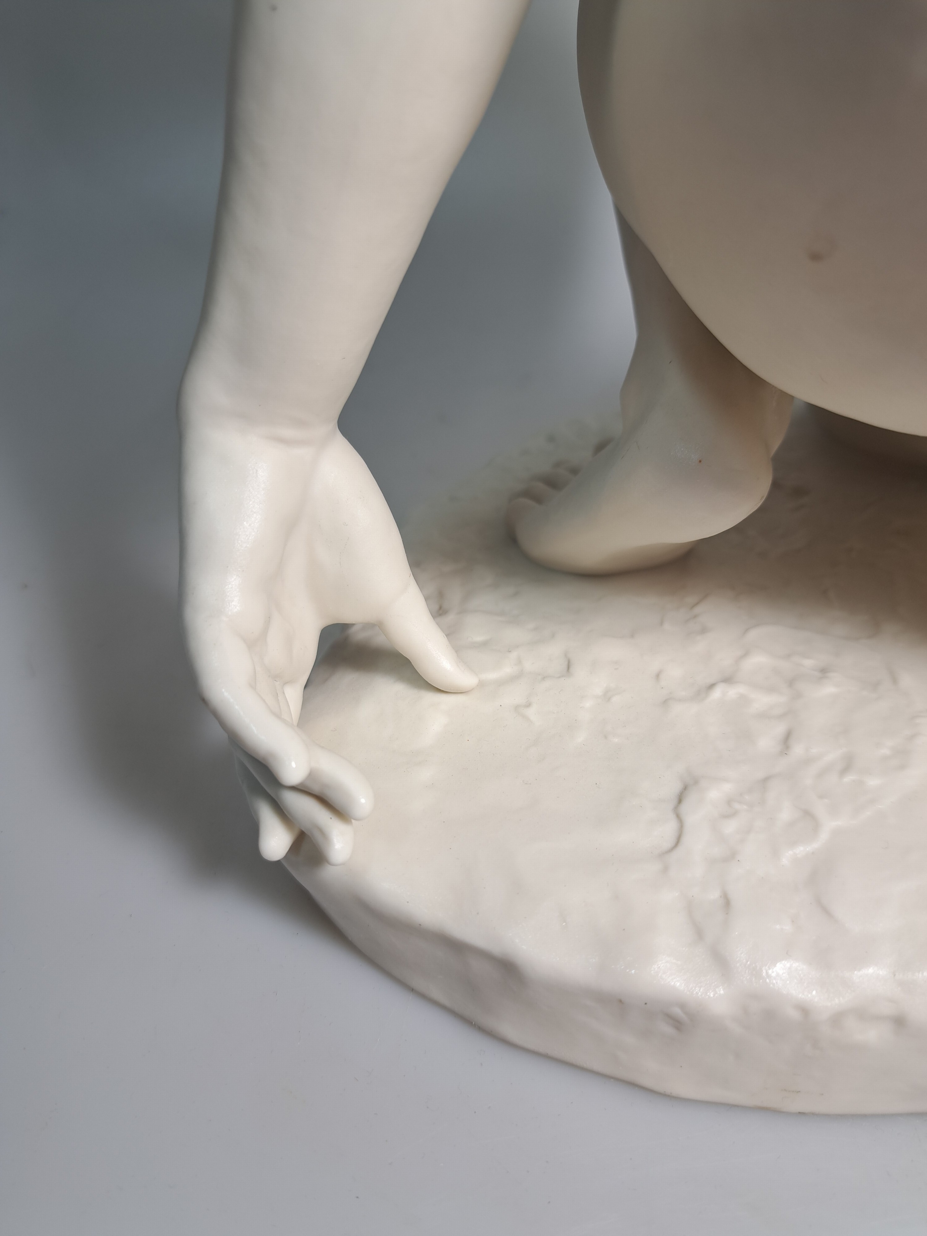 Detail h: Zwei Porzellanfiguren, Mitte 20. Jh.,, Hutschenreuther, Entwurf Werner "die Schauende", große Ausführung, H. 40 cm, Halbakt mit Tuch, ...