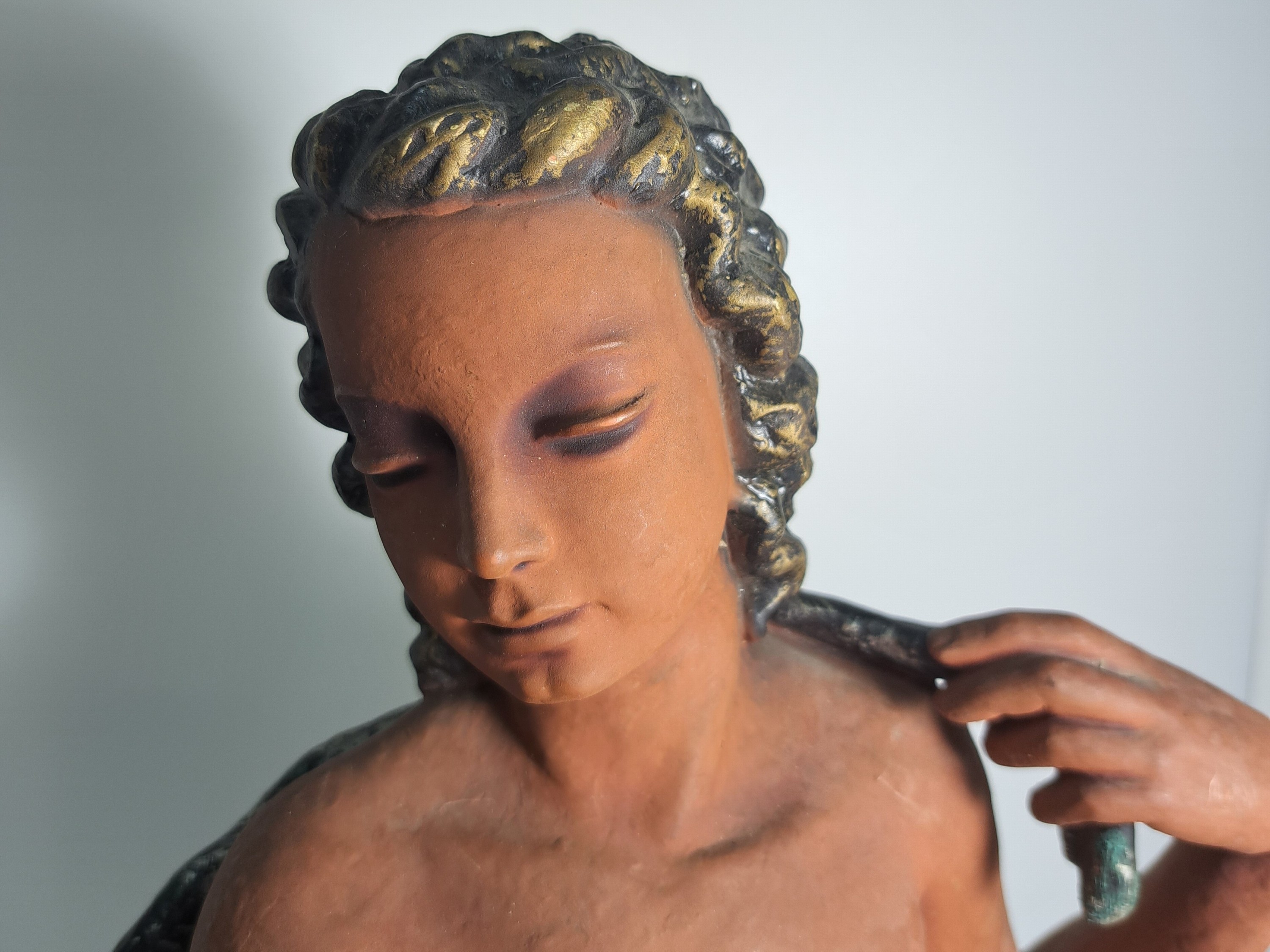 Detail m: Zwei Porzellanfiguren, Mitte 20. Jh.,, Hutschenreuther, Entwurf Werner "die Schauende", große Ausführung, H. 40 cm, Halbakt mit Tuch, ...