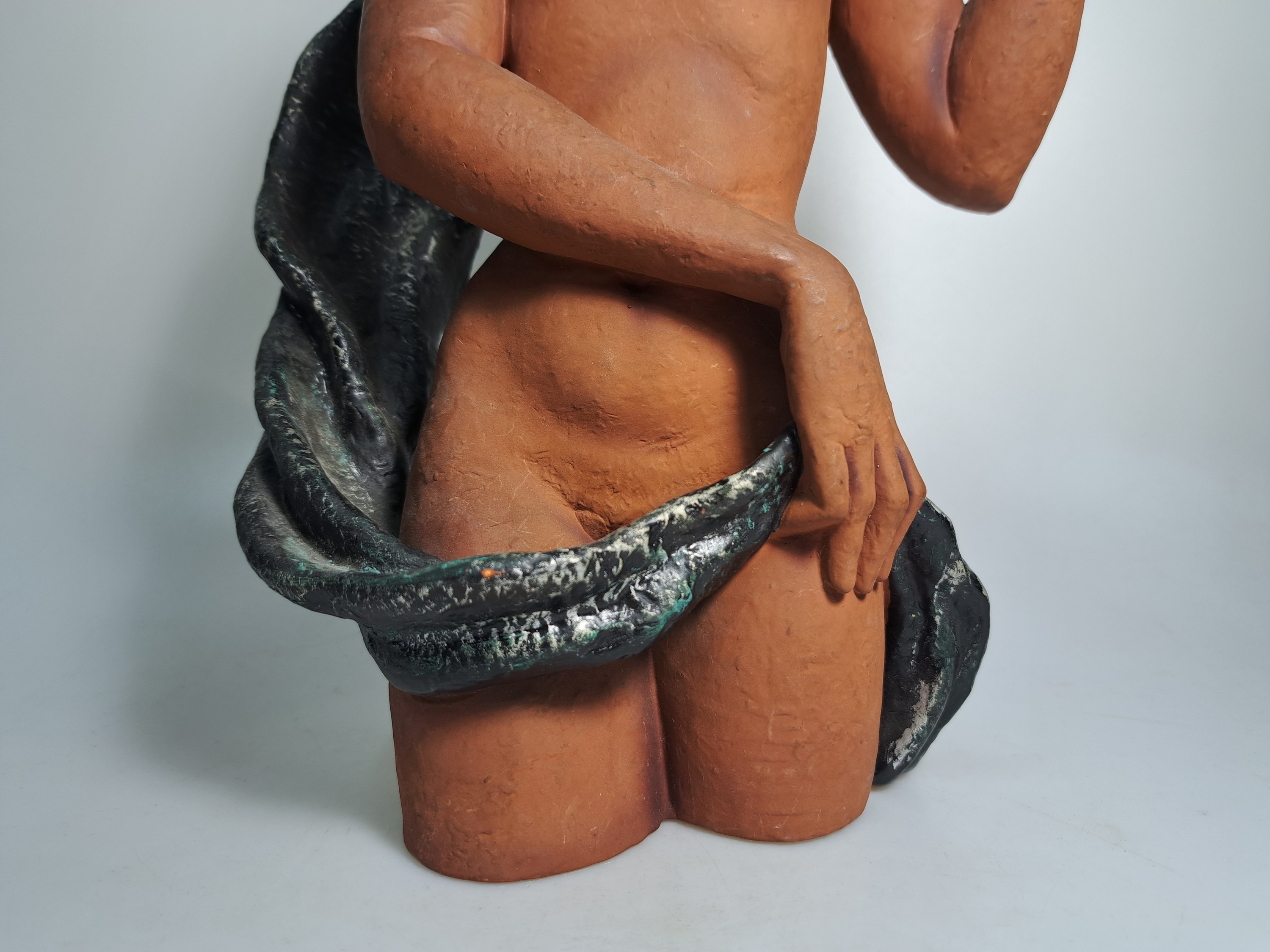 Detail n: Zwei Porzellanfiguren, Mitte 20. Jh.,, Hutschenreuther, Entwurf Werner "die Schauende", große Ausführung, H. 40 cm, Halbakt mit Tuch, ...
