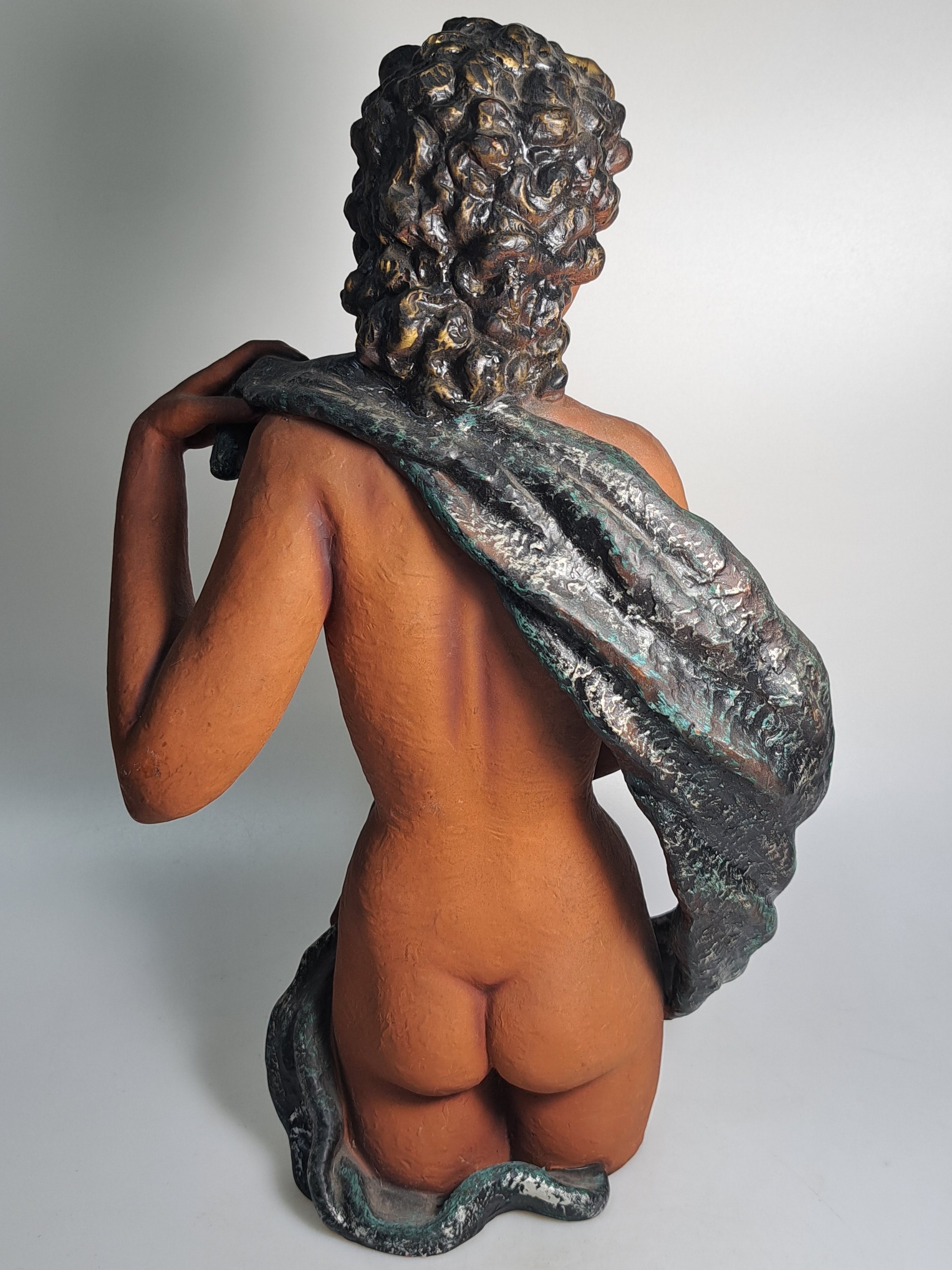 Detail o: Zwei Porzellanfiguren, Mitte 20. Jh.,, Hutschenreuther, Entwurf Werner "die Schauende", große Ausführung, H. 40 cm, Halbakt mit Tuch, ...