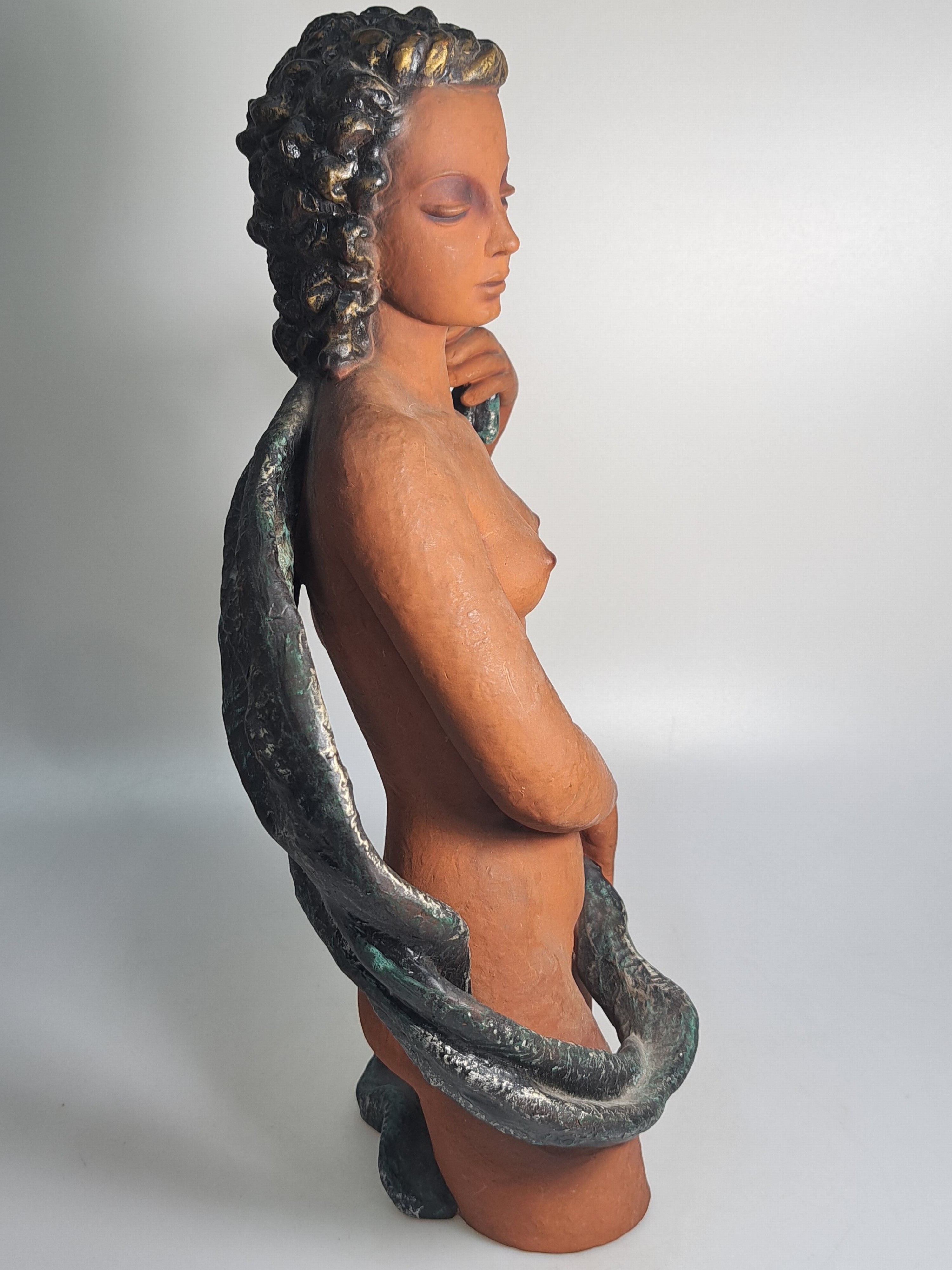 Detail q: Zwei Porzellanfiguren, Mitte 20. Jh.,, Hutschenreuther, Entwurf Werner "die Schauende", große Ausführung, H. 40 cm, Halbakt mit Tuch, ...