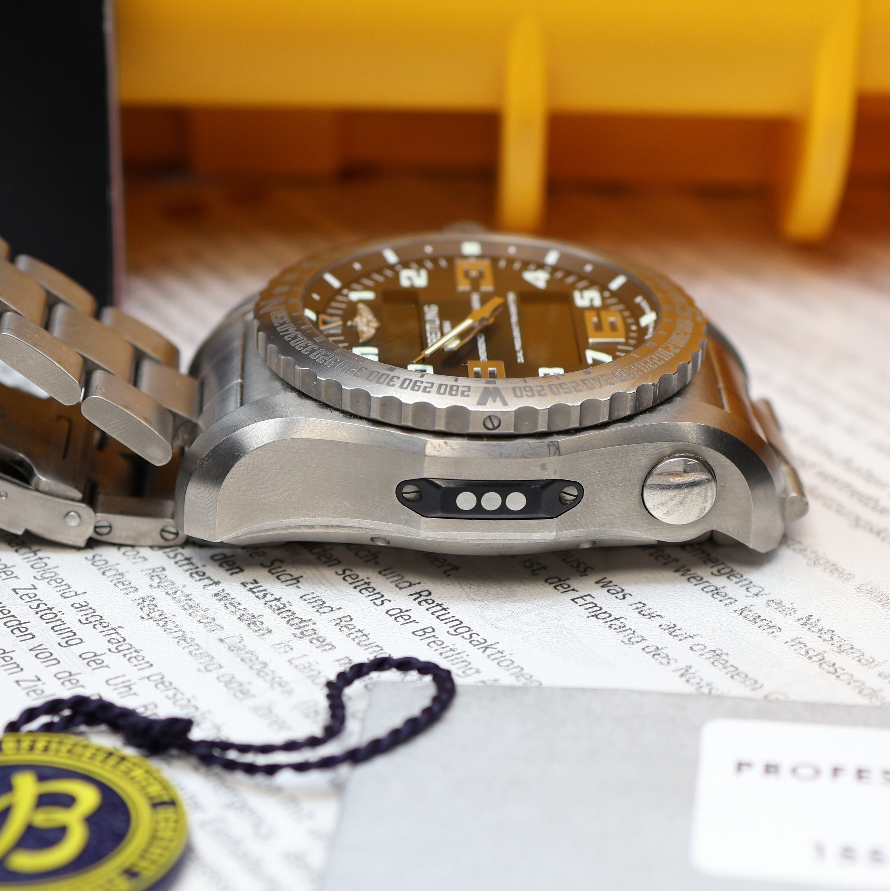 Detail c: BREITLING Herrenarmbanduhr Emergency II Referenz E76325, Schweiz um 2020, Chronometer in Titan inkl. Titanband m. Faltschl., quarz, Anz. v. Std., ...