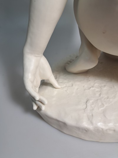 27117412h - Zwei Porzellanfiguren, Mitte 20. Jh., , Hutschenreuther, Entwurf Werner ´die Schauende´, ...