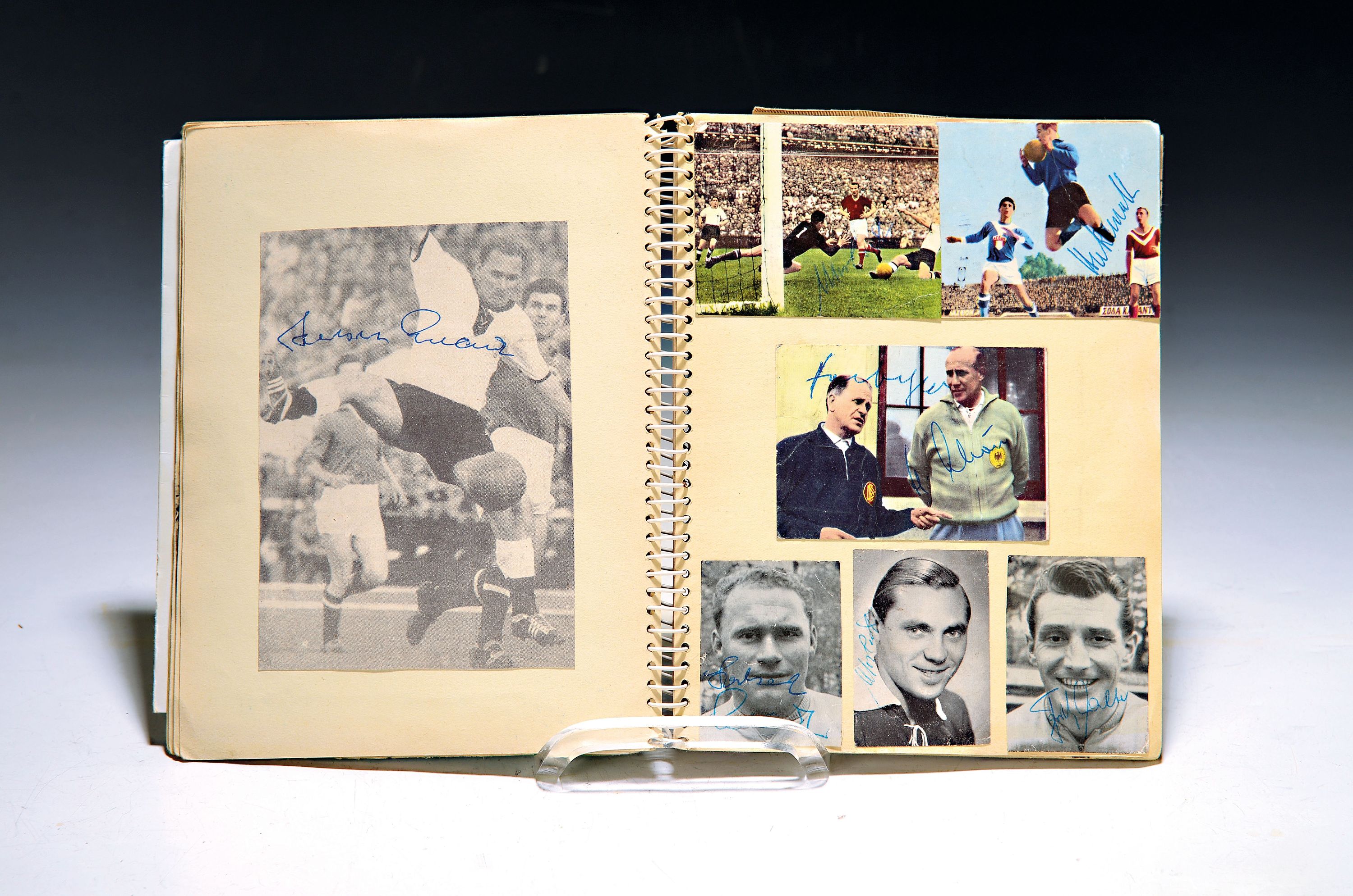 Image 27117536 - Collection of football autographs, 1950s and later, including Heberger, Fritz Walter, ...