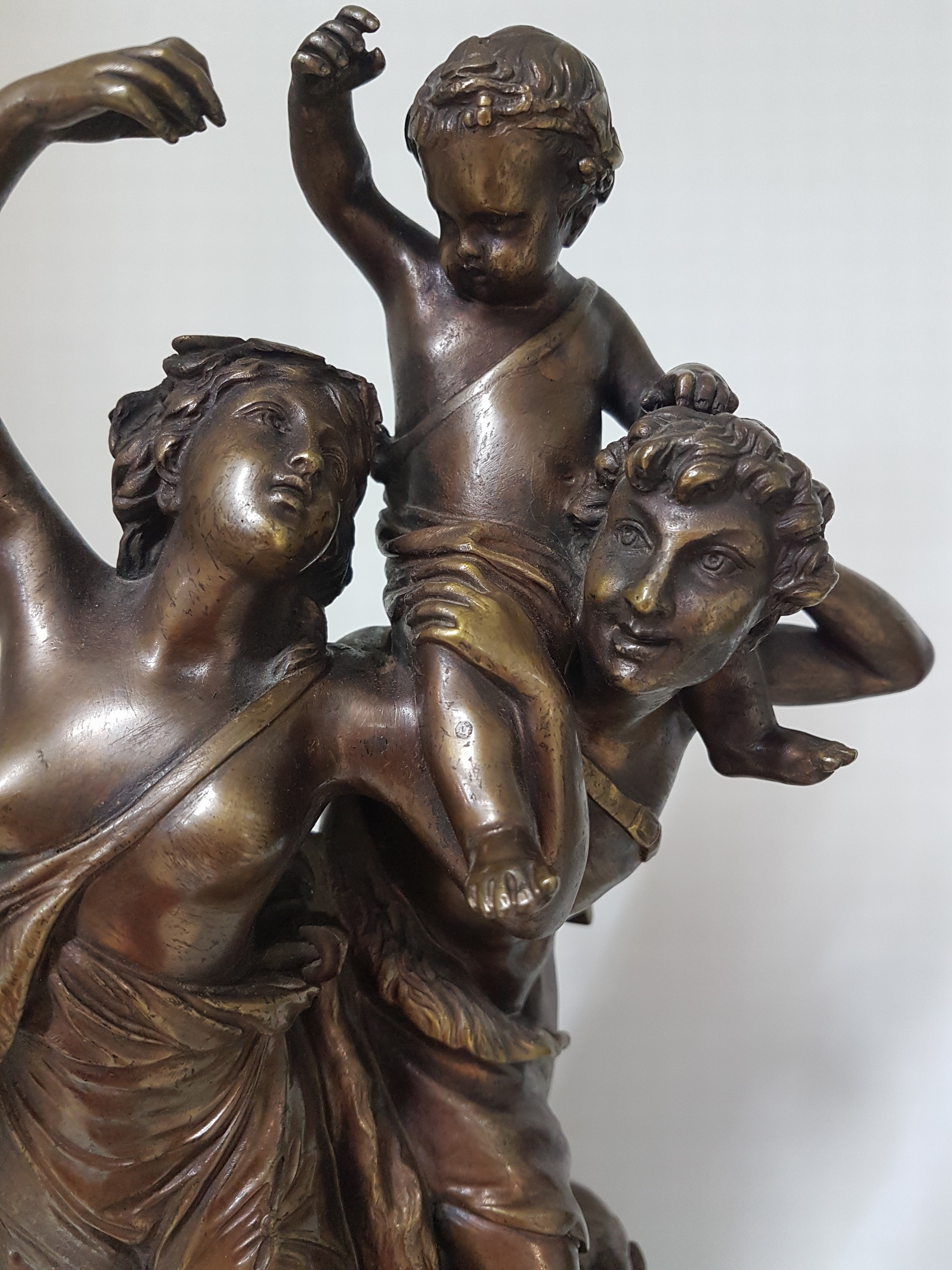 Detail b: Nach Claude Michel Clodion (1738-1814), Triumph des Bacchus, Bronze, Guss der Jahrhundertwende, signiert, auf gestufter Marmor-Plinthe, H. 40 cm