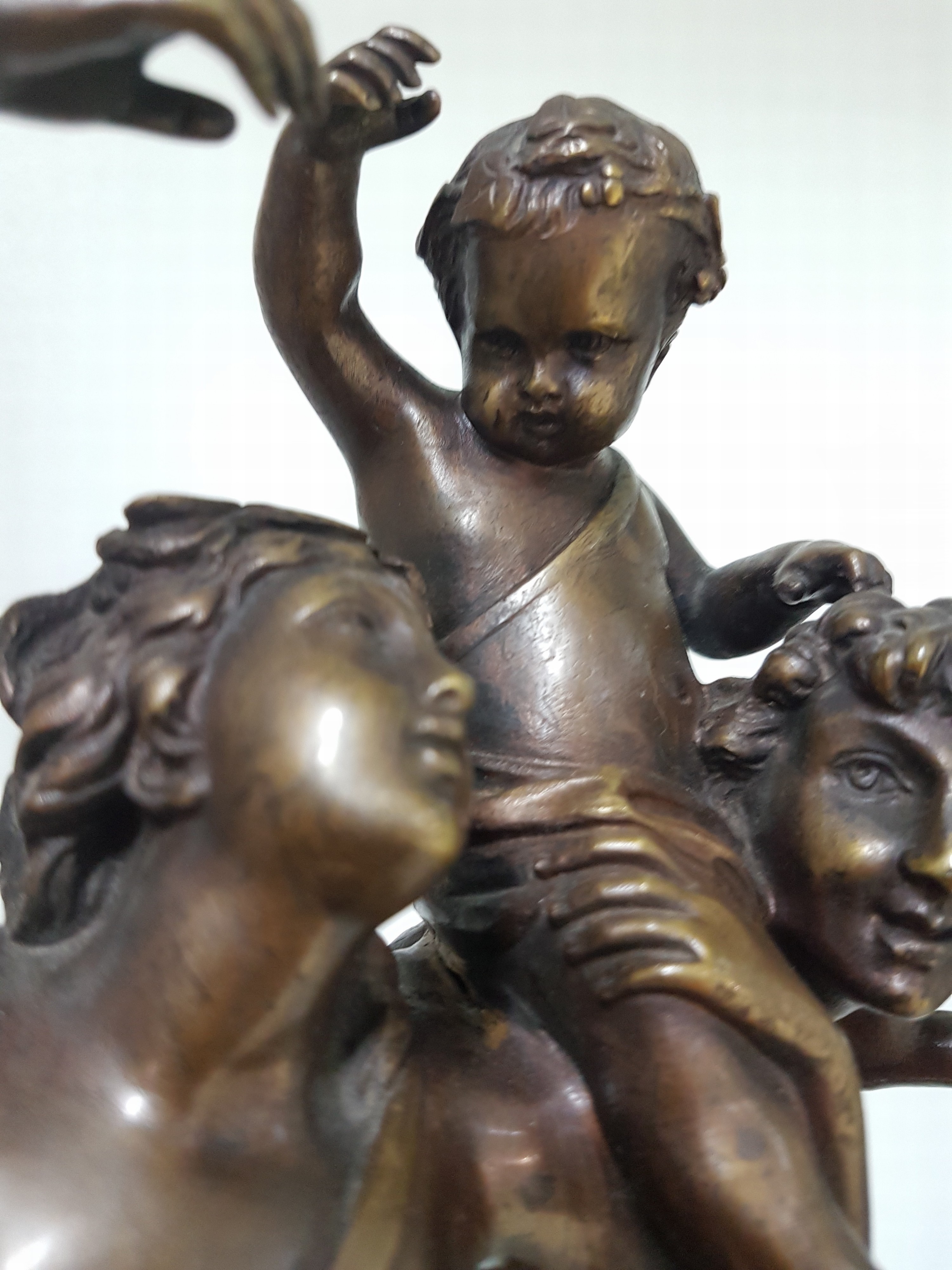 Detail c: Nach Claude Michel Clodion (1738-1814), Triumph des Bacchus, Bronze, Guss der Jahrhundertwende, signiert, auf gestufter Marmor-Plinthe, H. 40 cm