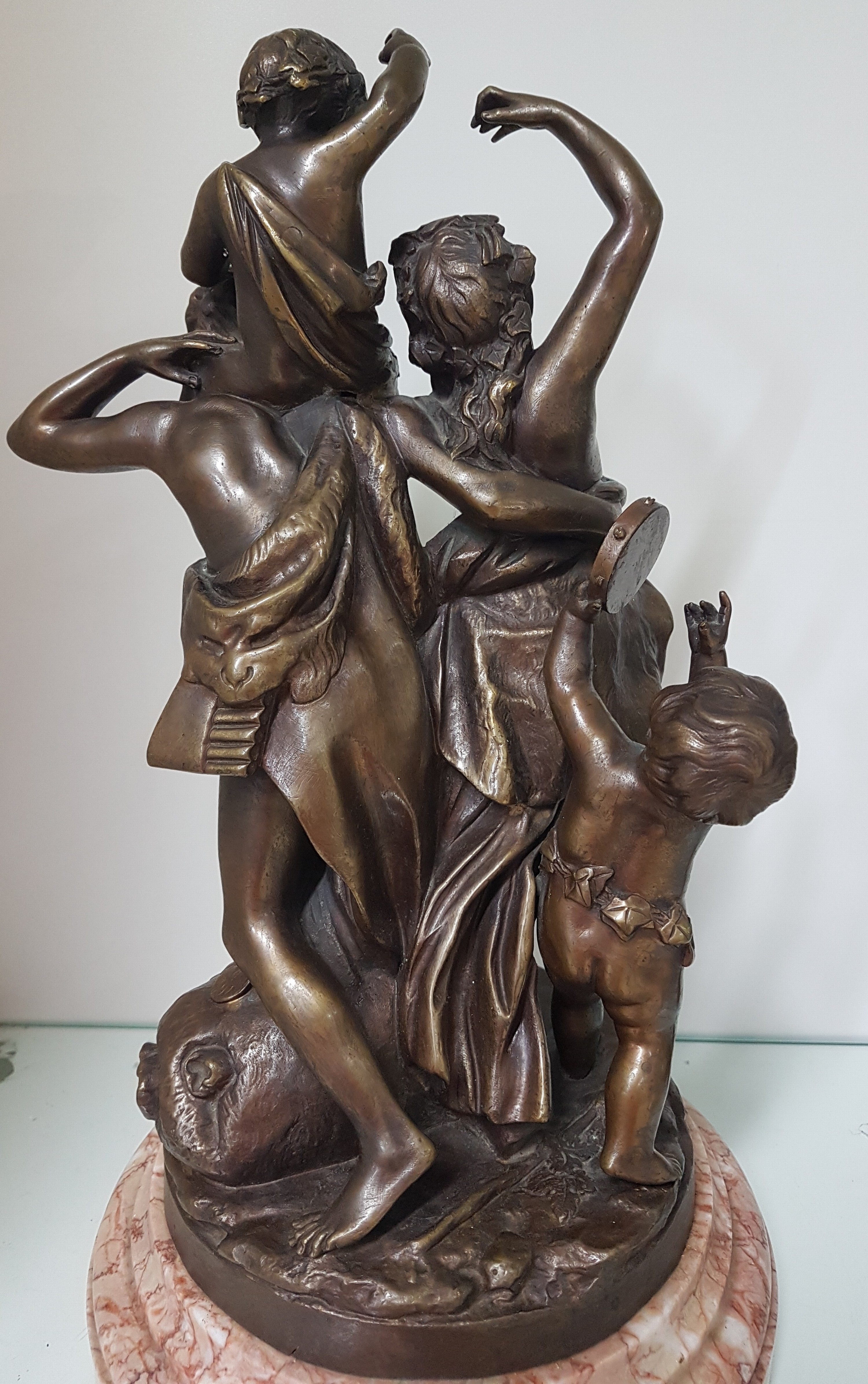 Detail g: Nach Claude Michel Clodion (1738-1814), Triumph des Bacchus, Bronze, Guss der Jahrhundertwende, signiert, auf gestufter Marmor-Plinthe, H. 40 cm