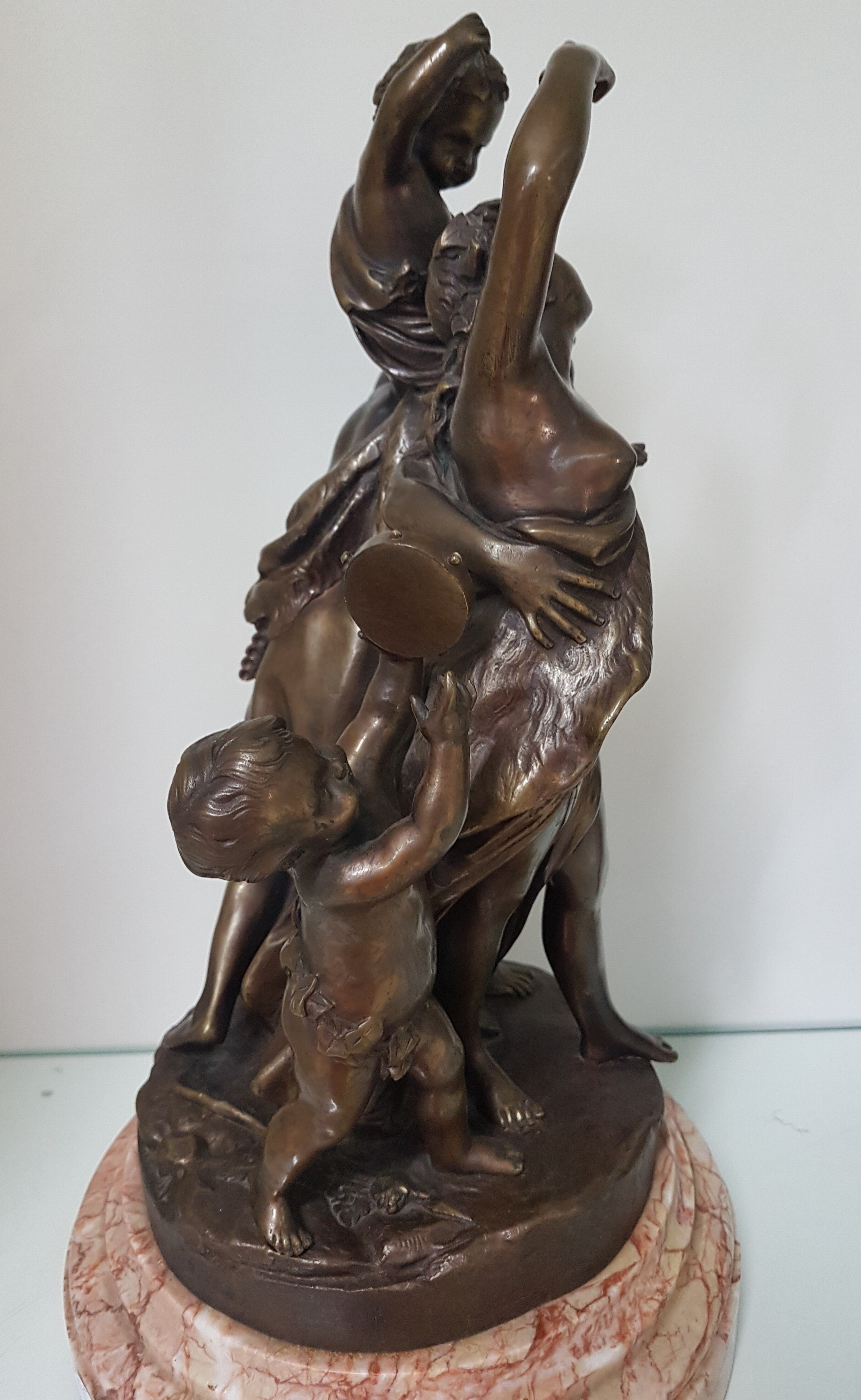 Detail h: Nach Claude Michel Clodion (1738-1814), Triumph des Bacchus, Bronze, Guss der Jahrhundertwende, signiert, auf gestufter Marmor-Plinthe, H. 40 cm