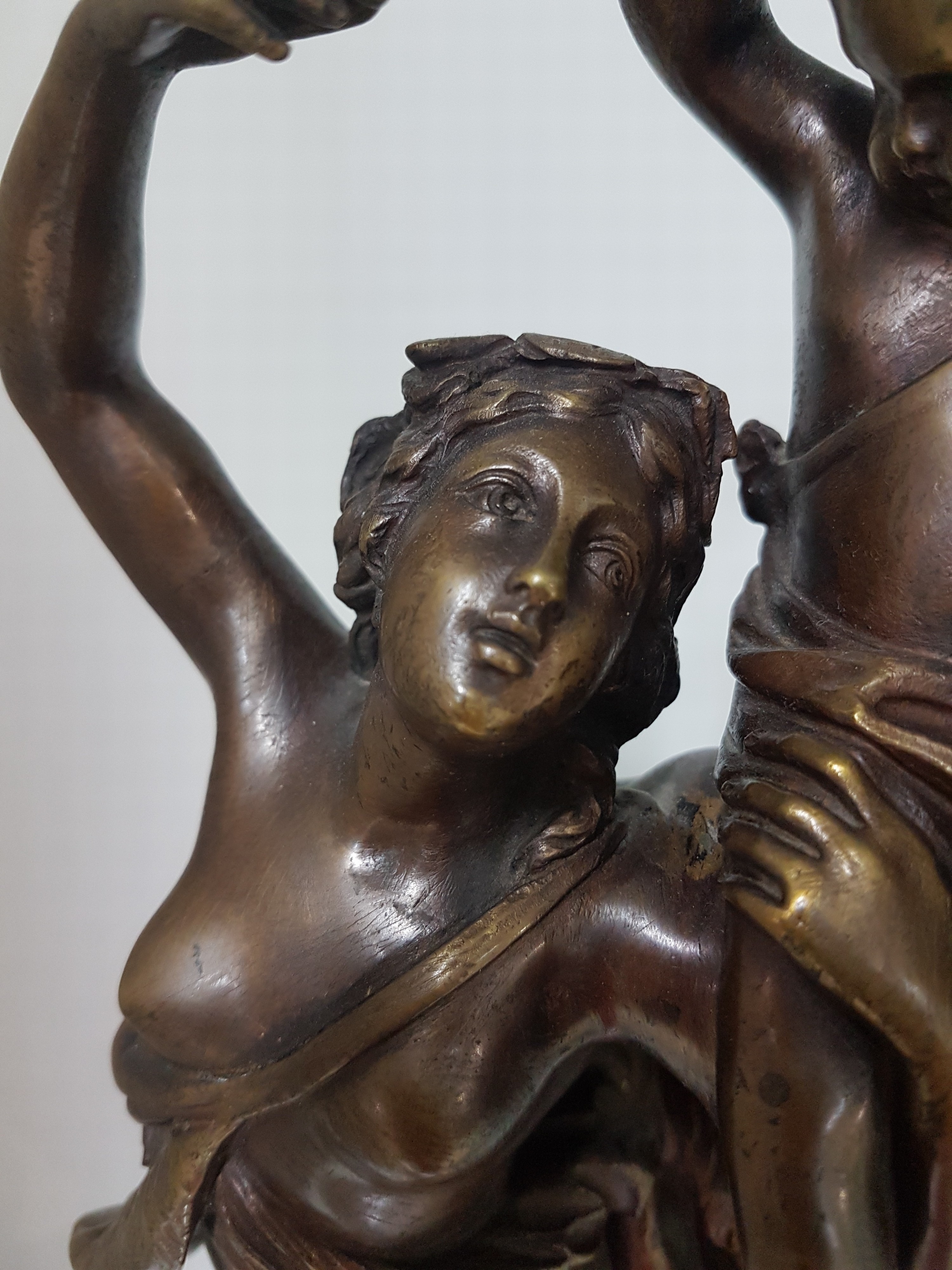 Detail i: Nach Claude Michel Clodion (1738-1814), Triumph des Bacchus, Bronze, Guss der Jahrhundertwende, signiert, auf gestufter Marmor-Plinthe, H. 40 cm