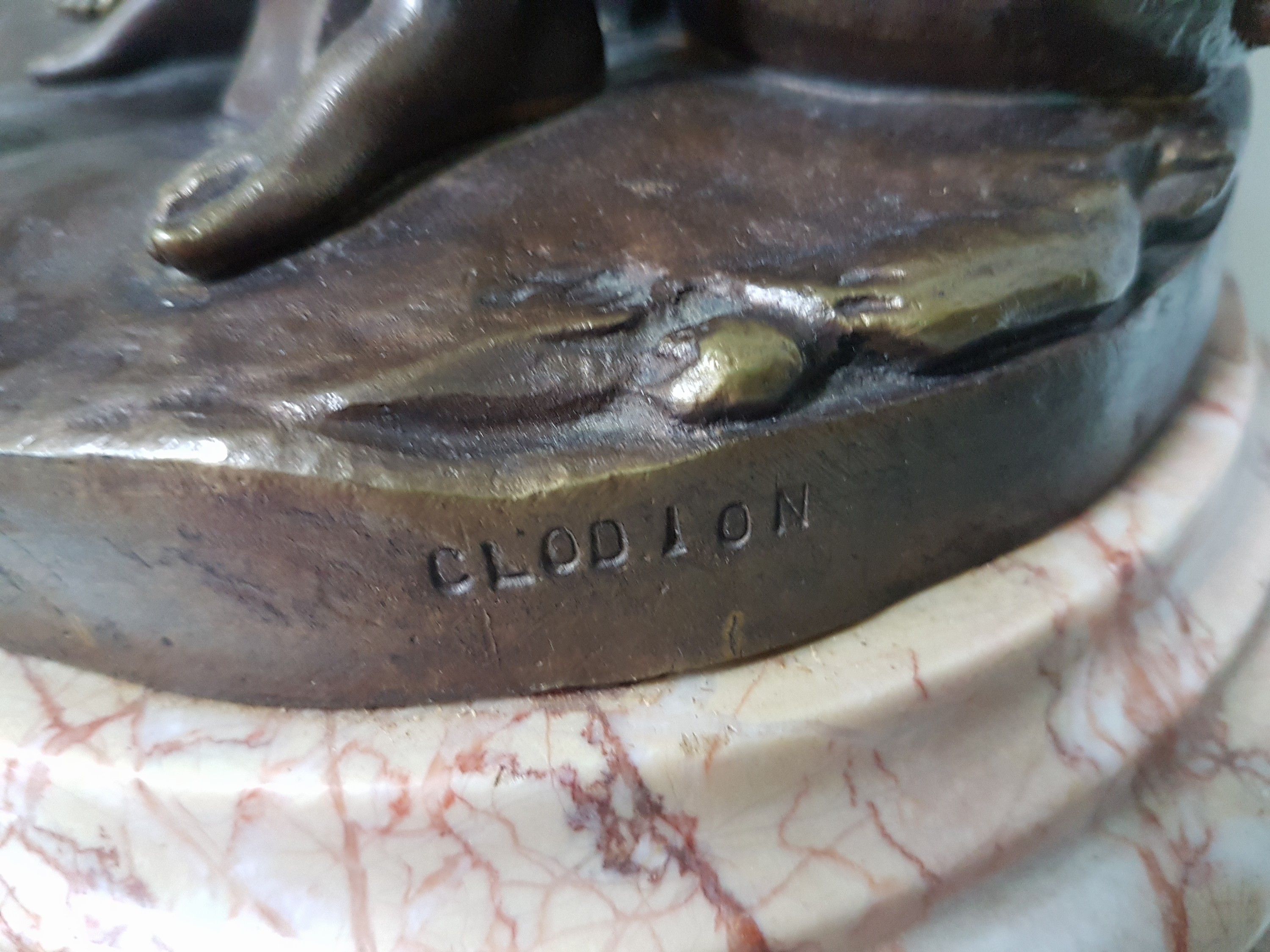 Detail j: Nach Claude Michel Clodion (1738-1814), Triumph des Bacchus, Bronze, Guss der Jahrhundertwende, signiert, auf gestufter Marmor-Plinthe, H. 40 cm