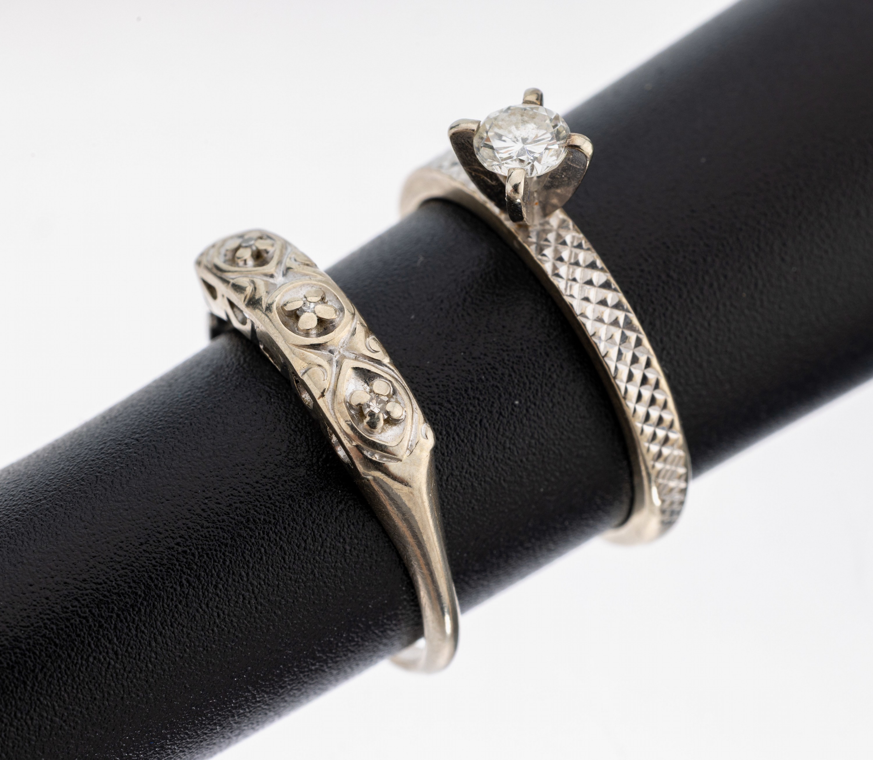 Image 27117575 - 14 kt Gold Brillant-Ring, WG 585/000, strukt., erhaben gefasster Brillant ca. 0.20 ct ...