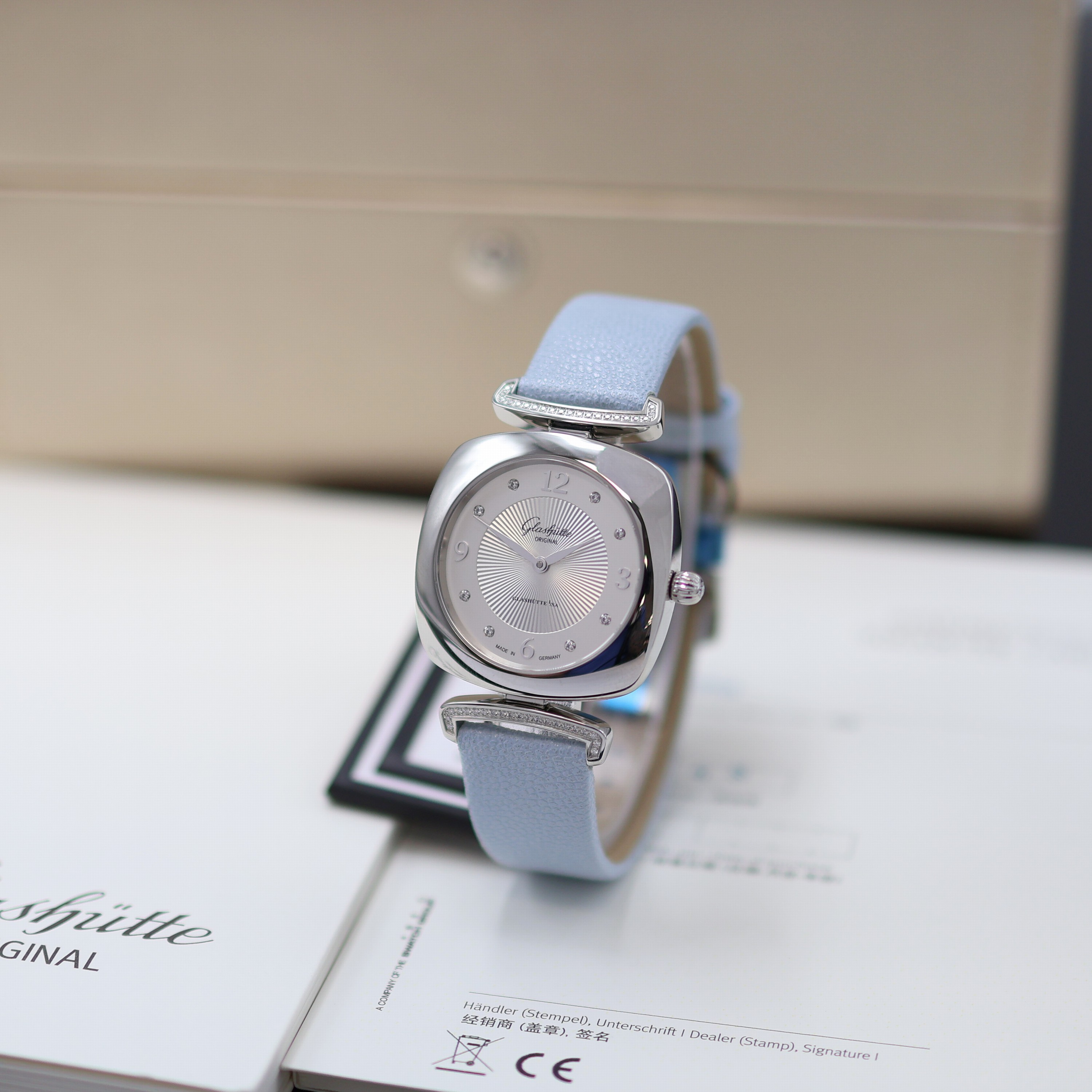 Image 27117596 - GLASHÜTTE Original Pavonina ungetragene Damenarmbanduhr mit Brillanten Referenz 03-02 ...