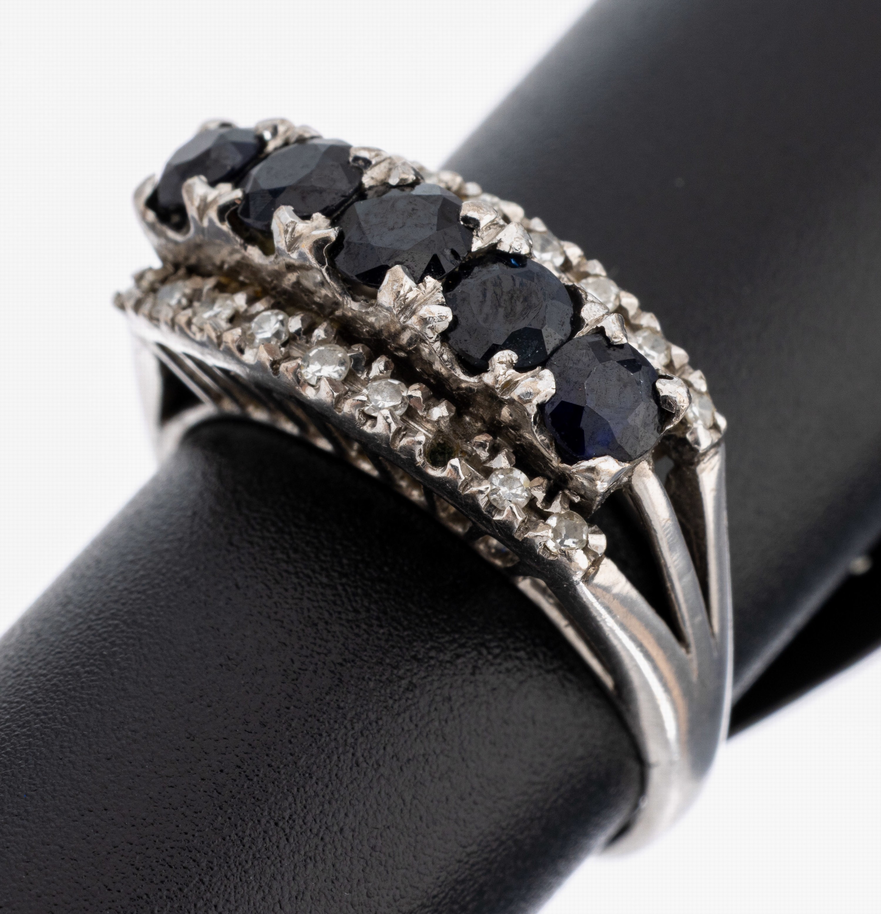 Image 27117603 - 8 kt Gold Saphir-Diamant-Ring, WG 333/000 gepr., 5 rundfacett. Saphire zus. ca. 0.75 ...