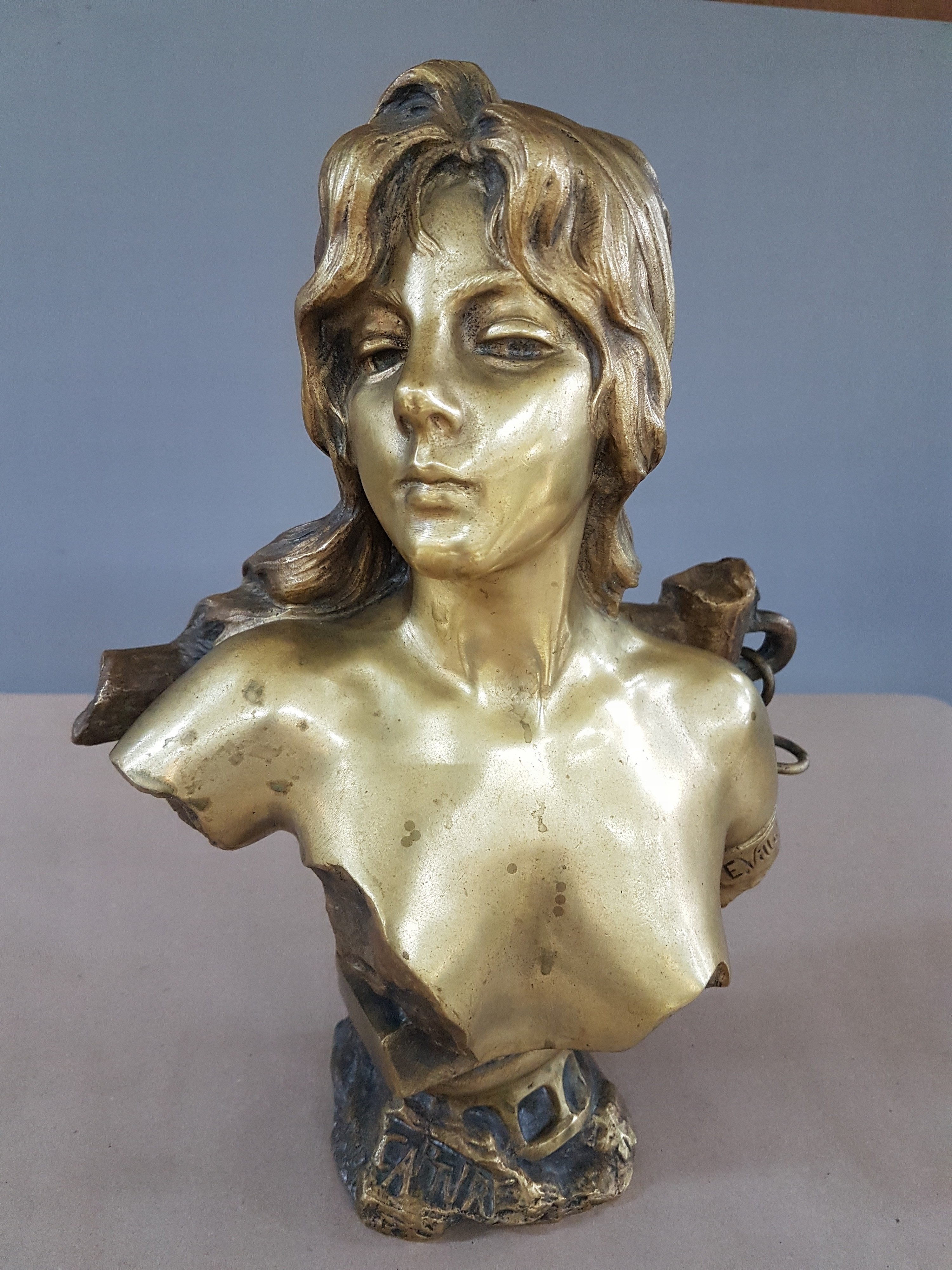 Detail a: Skulptur "Capture" von Emmanuel Villanis, 1858-1914, Bronze, signiert, Büste einer jungen Frau, die seitlich an einer Kette gefesselt ist, ...
