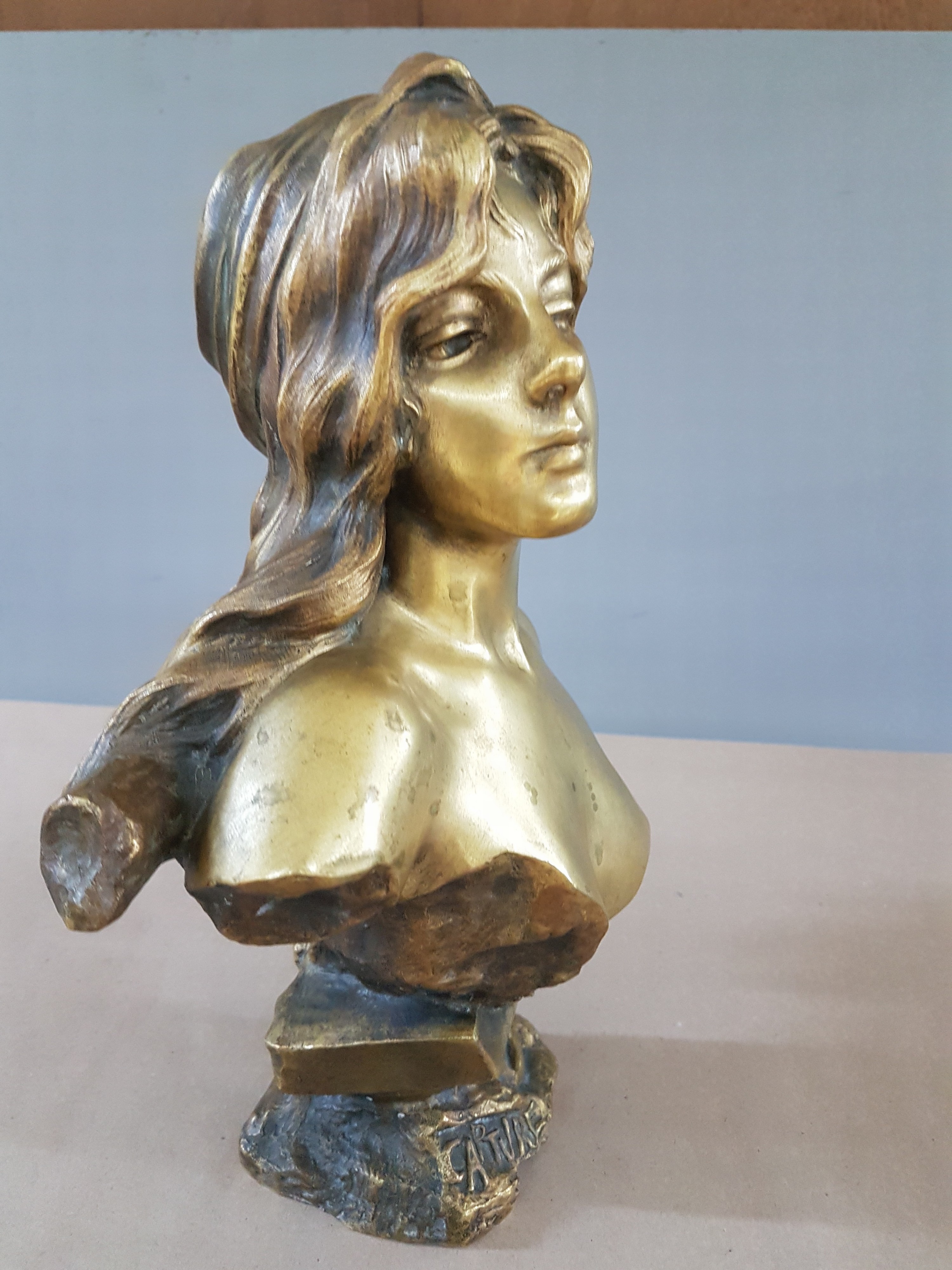 Detail b: Skulptur "Capture" von Emmanuel Villanis, 1858-1914, Bronze, signiert, Büste einer jungen Frau, die seitlich an einer Kette gefesselt ist, ...