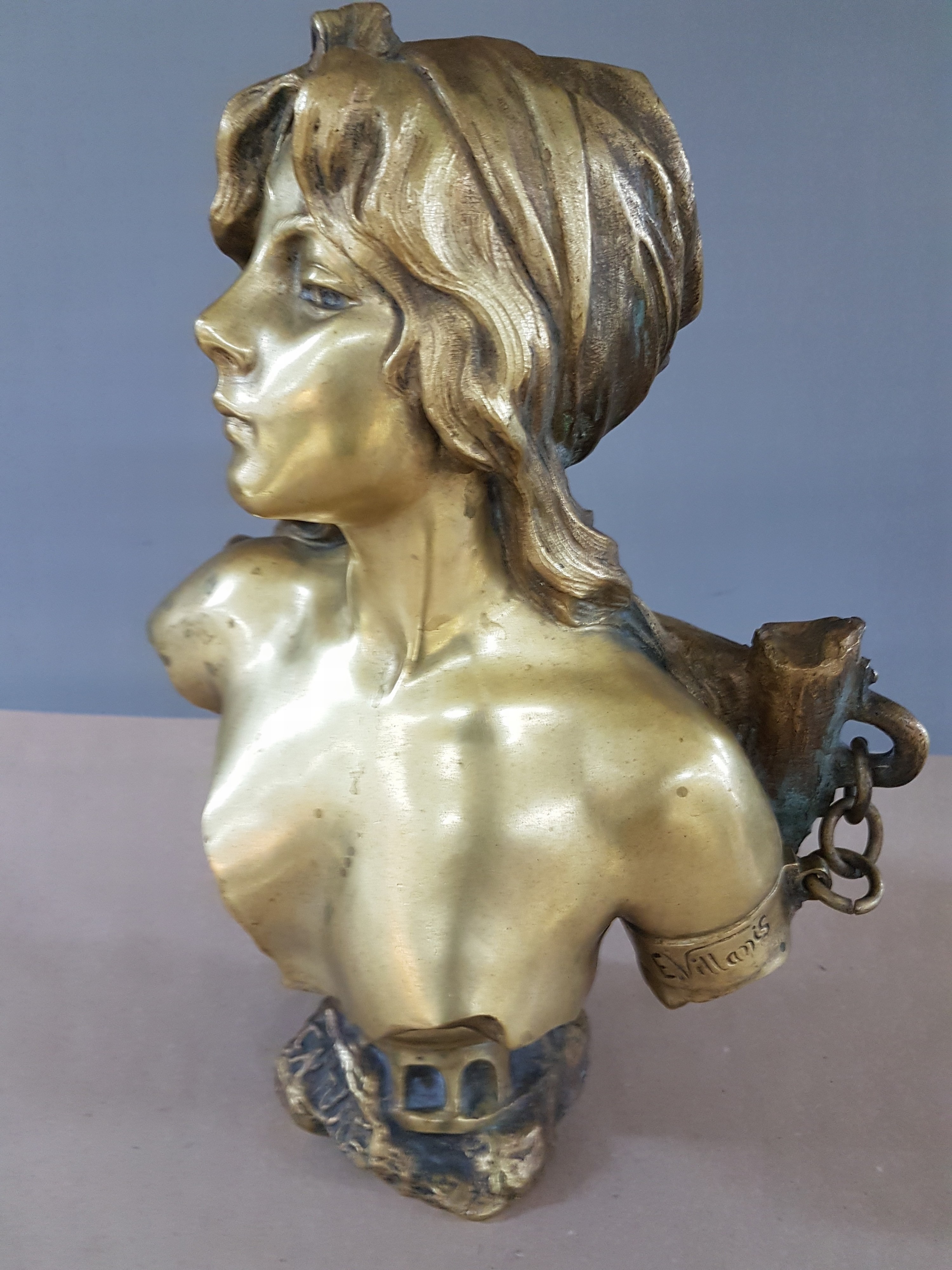 Detail e: Skulptur "Capture" von Emmanuel Villanis, 1858-1914, Bronze, signiert, Büste einer jungen Frau, die seitlich an einer Kette gefesselt ist, ...