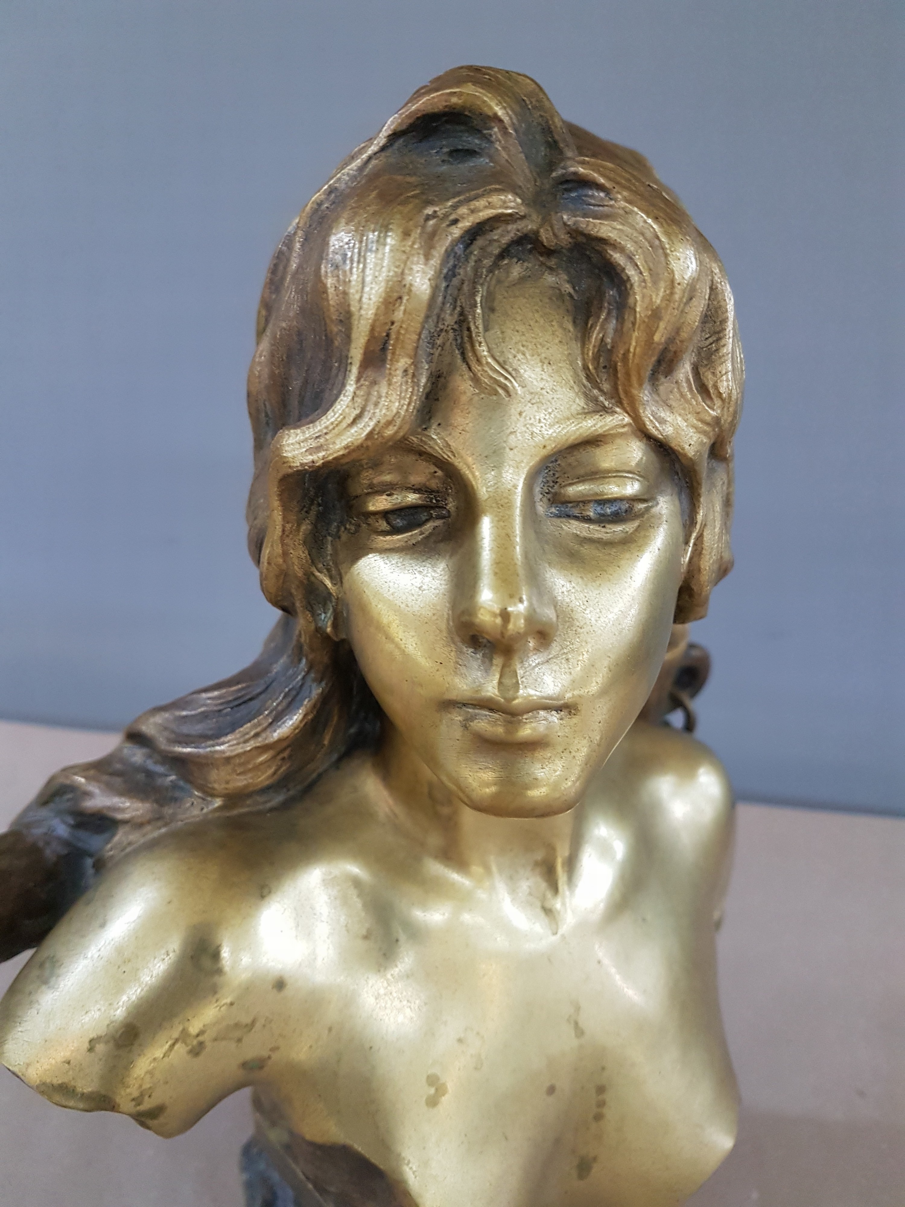 Detail g: Skulptur "Capture" von Emmanuel Villanis, 1858-1914, Bronze, signiert, Büste einer jungen Frau, die seitlich an einer Kette gefesselt ist, ...