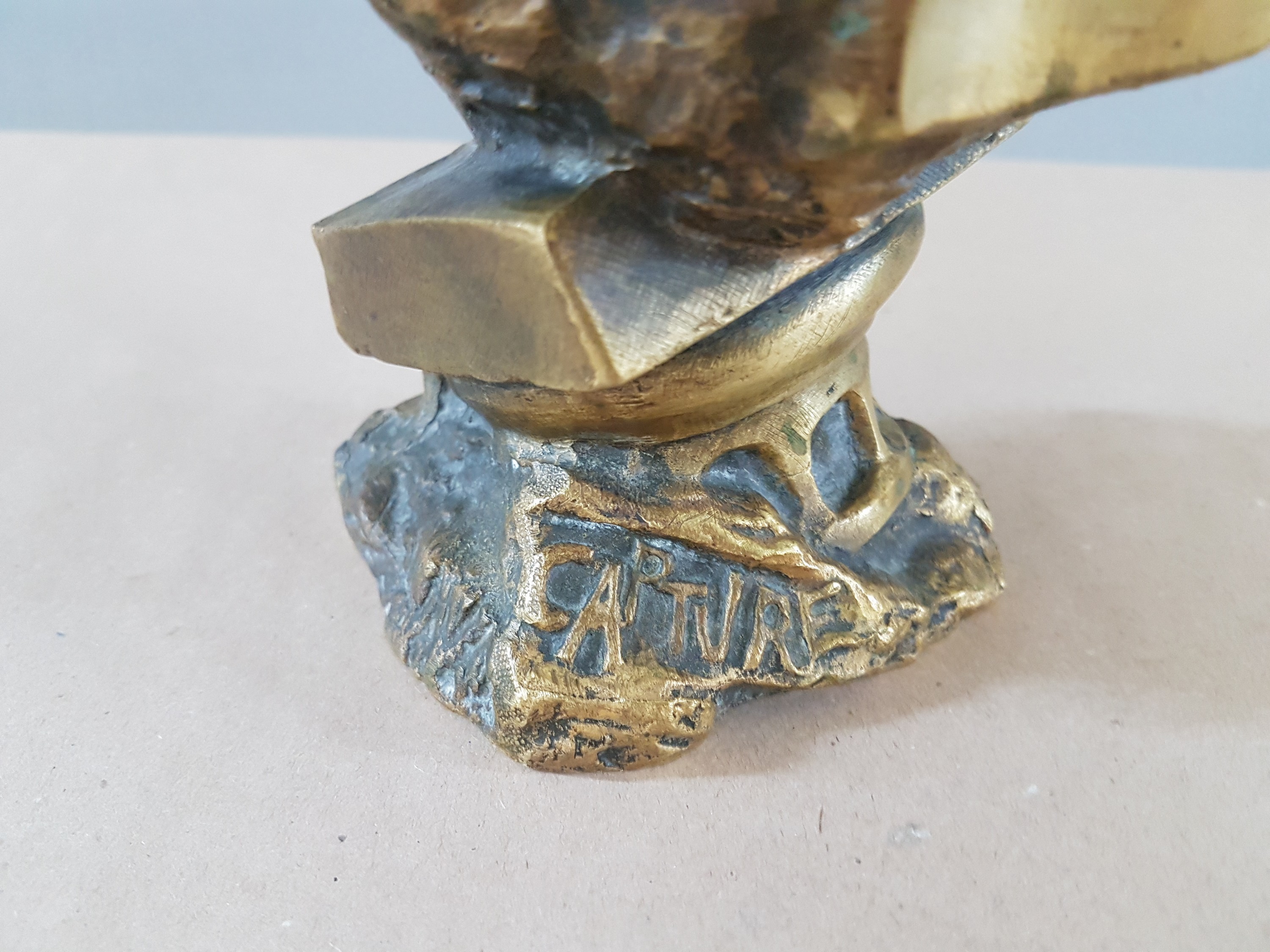 Detail h: Skulptur "Capture" von Emmanuel Villanis, 1858-1914, Bronze, signiert, Büste einer jungen Frau, die seitlich an einer Kette gefesselt ist, ...