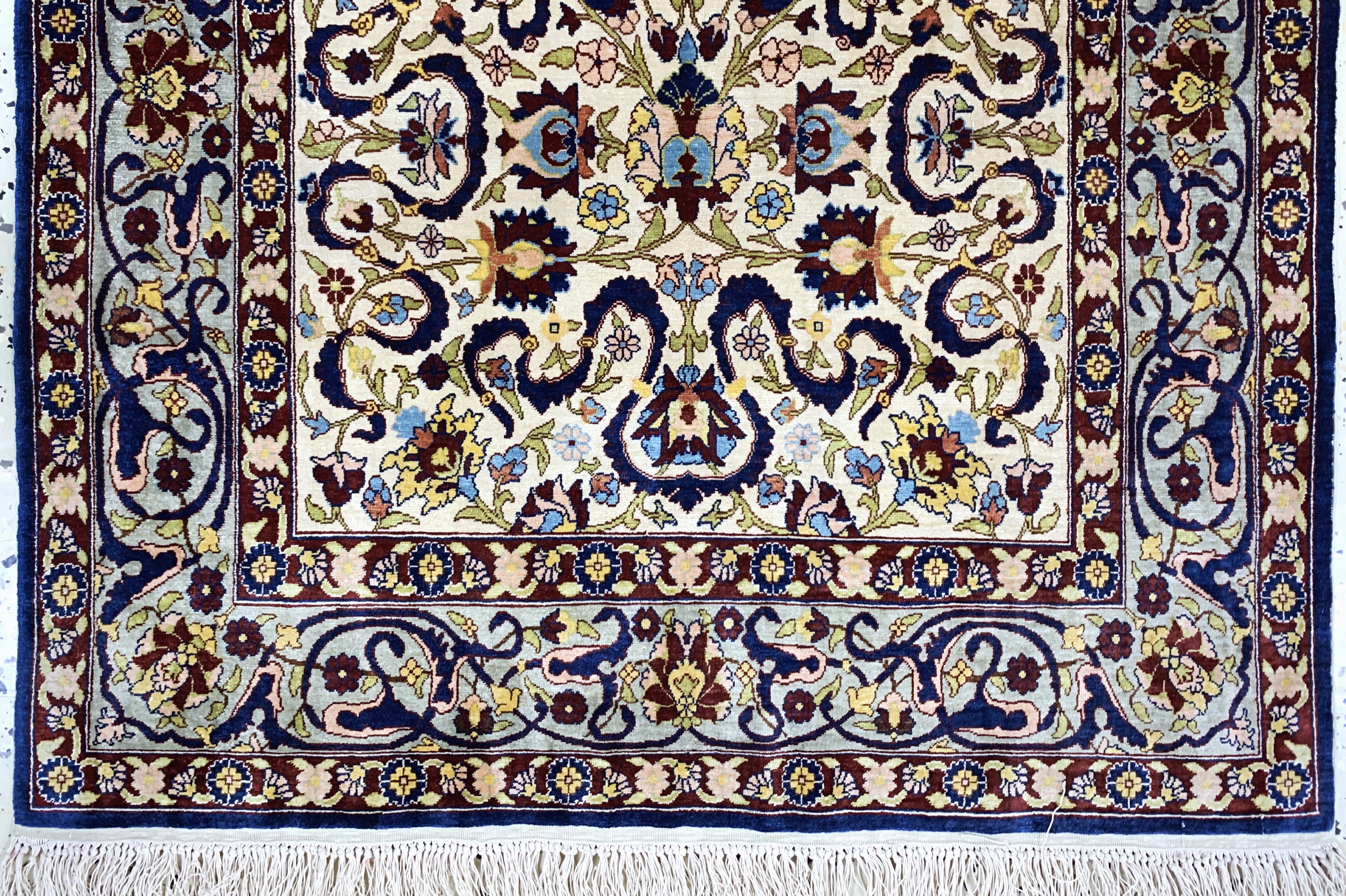 Detail c: Hereke Seide fein sign., Türkei, Ende 20.Jhd., reine Naturseide, ca. 123 x 75 cm, ca. 1,0 Mio. Kn/qm, EHZ: 1-2