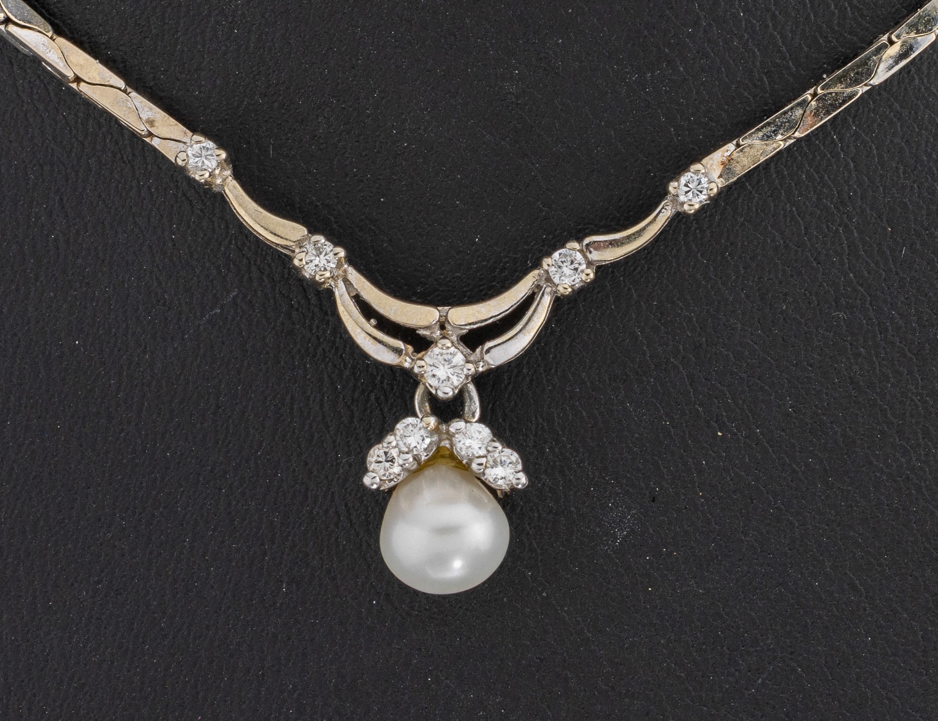 Detail a: 18 kt Gold Perl-Brillant-Collier, WG 750/000, geschwungenes Mittelteil, bewegl. abgehangene Zuchtperle, 9 Brillanten zus. ca. 0.12 ct Weiß/si, L. ...