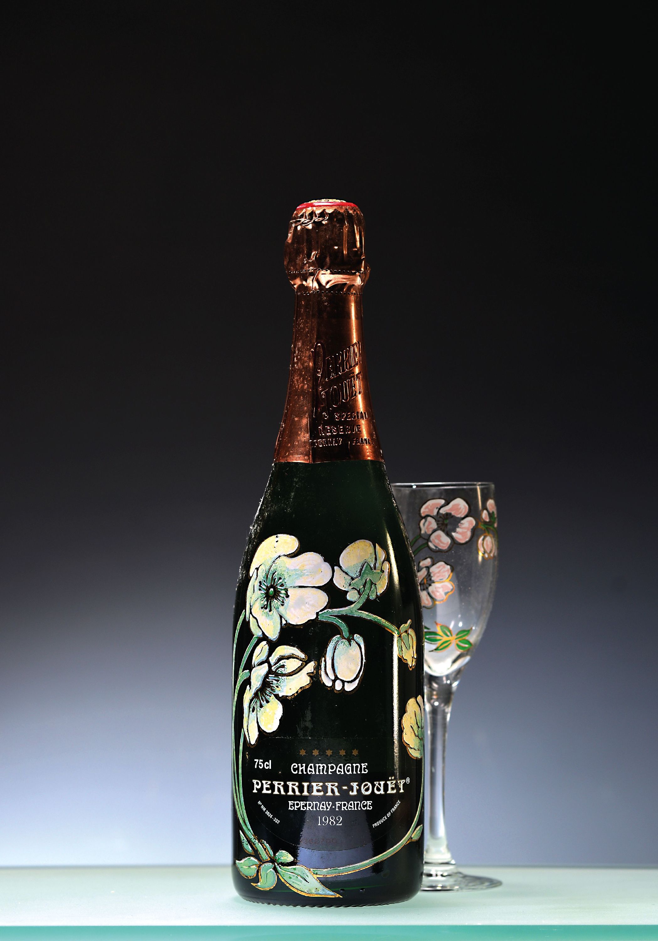 Image 27117633 - 1 Flasche 1982 Champagner Perrier-Jouet, im Set mit vier floral dekorierten Gläsern, ...
