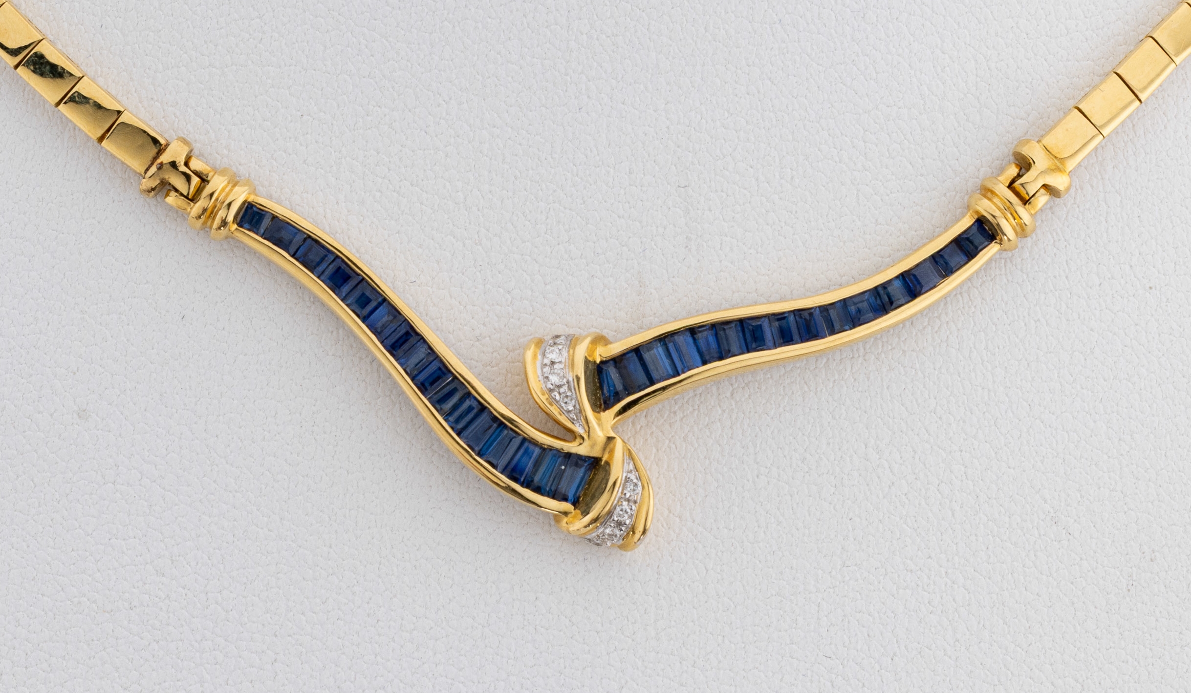 Detail a: 18 kt Gold Saphir-Brillant-Collier, GG 750/000, geschwungenes Mittelteil mit Saphir- Baguettes zus. ca. 2.00 ct, 8 Brillanten zus. ca. 0.04 ct ...