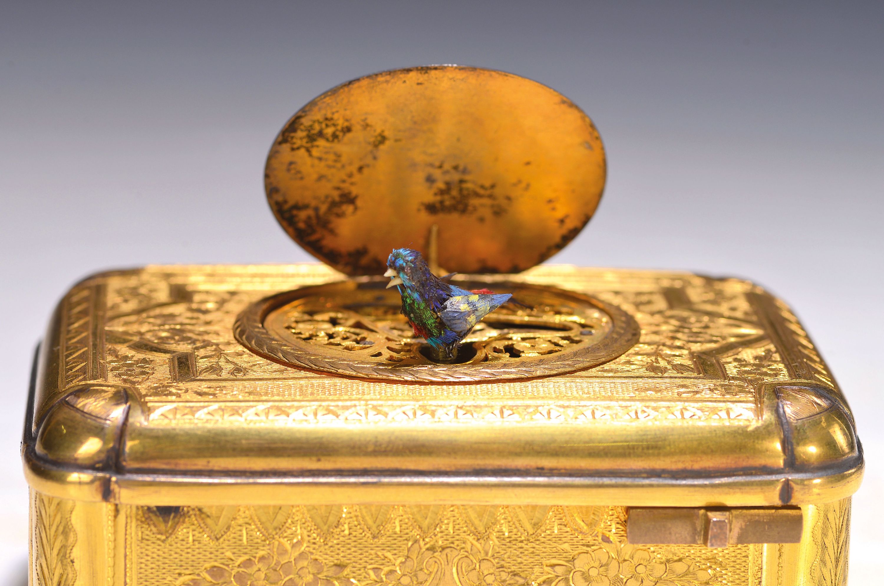 Detail a: Feine Singvogel-Spieldose, wohl Schweiz, um 1840, Metallgehäuse qualitätvoll vergoldet, graviert und guillochiert mit flächigem Dekor aus ...