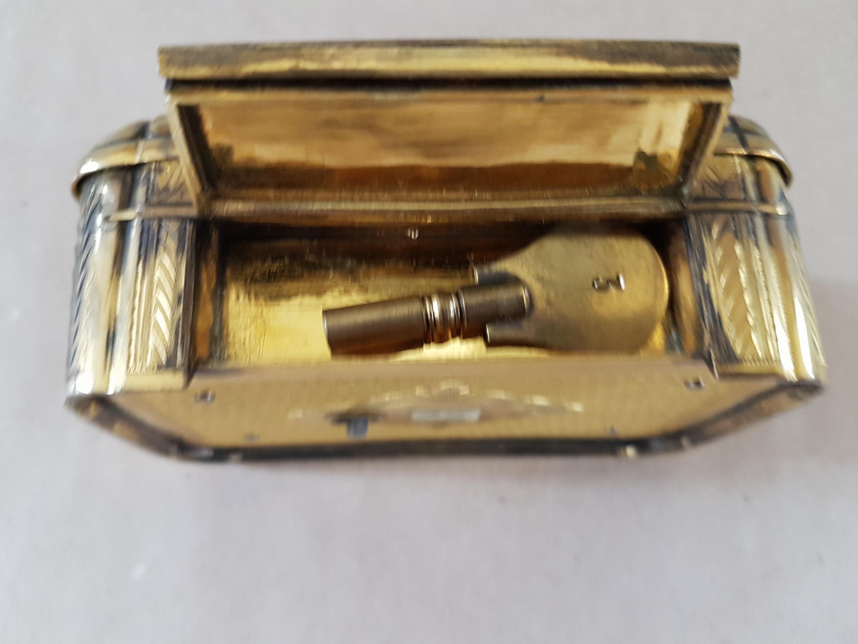 Detail e: Feine Singvogel-Spieldose, wohl Schweiz, um 1840, Metallgehäuse qualitätvoll vergoldet, graviert und guillochiert mit flächigem Dekor aus ...