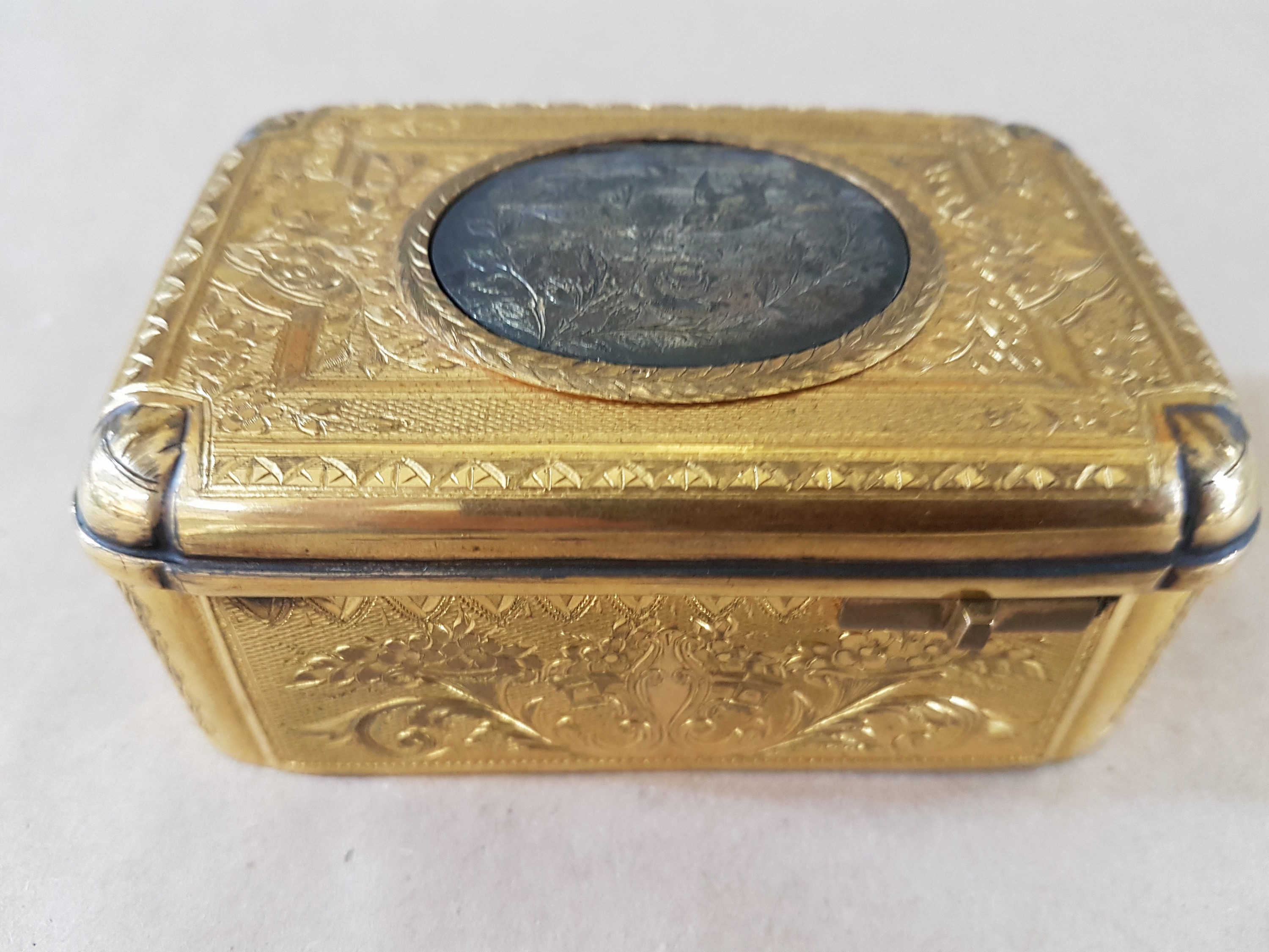 Detail g: Feine Singvogel-Spieldose, wohl Schweiz, um 1840, Metallgehäuse qualitätvoll vergoldet, graviert und guillochiert mit flächigem Dekor aus ...