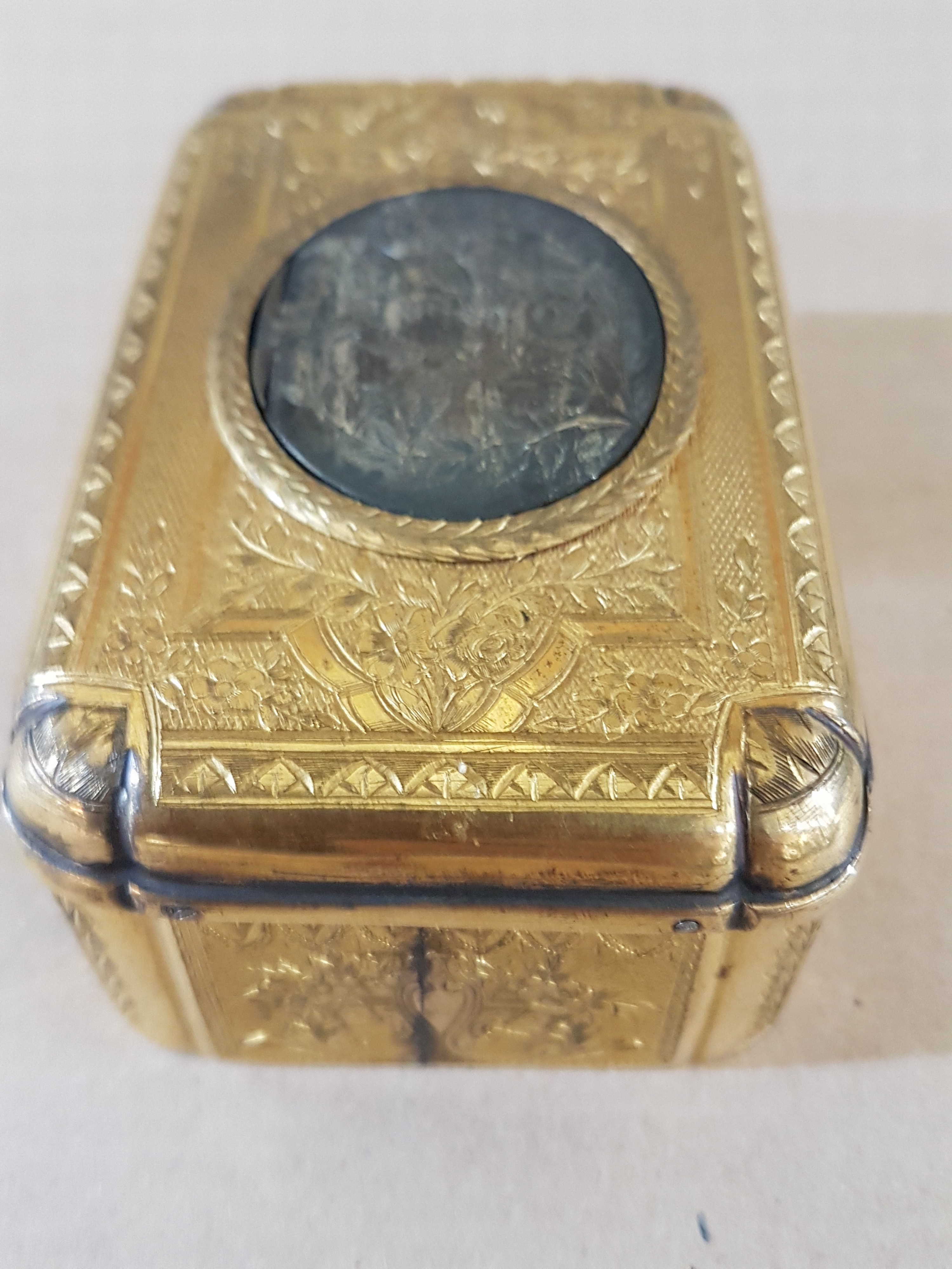 Detail j: Feine Singvogel-Spieldose, wohl Schweiz, um 1840, Metallgehäuse qualitätvoll vergoldet, graviert und guillochiert mit flächigem Dekor aus ...