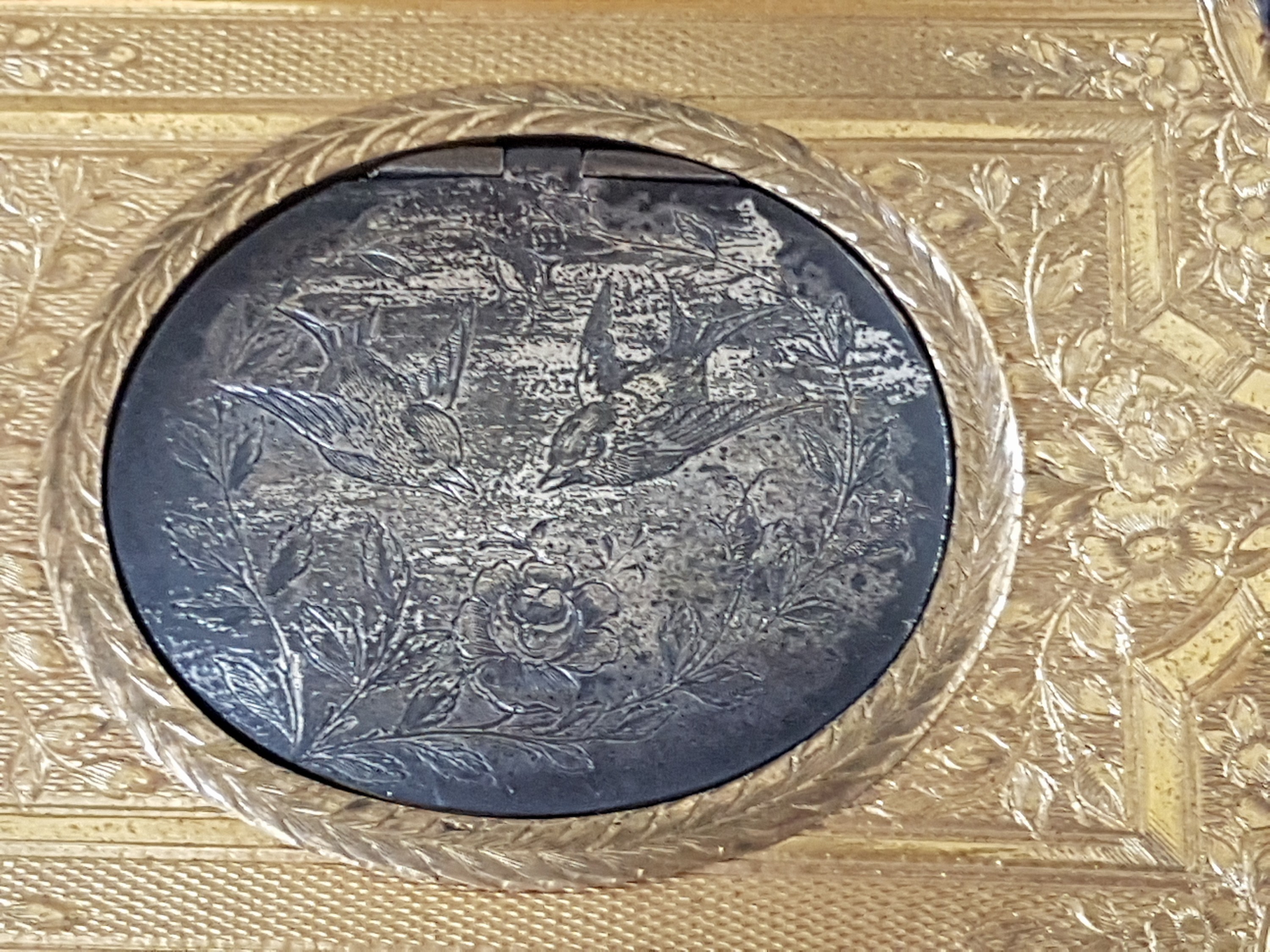 Detail k: Feine Singvogel-Spieldose, wohl Schweiz, um 1840, Metallgehäuse qualitätvoll vergoldet, graviert und guillochiert mit flächigem Dekor aus ...