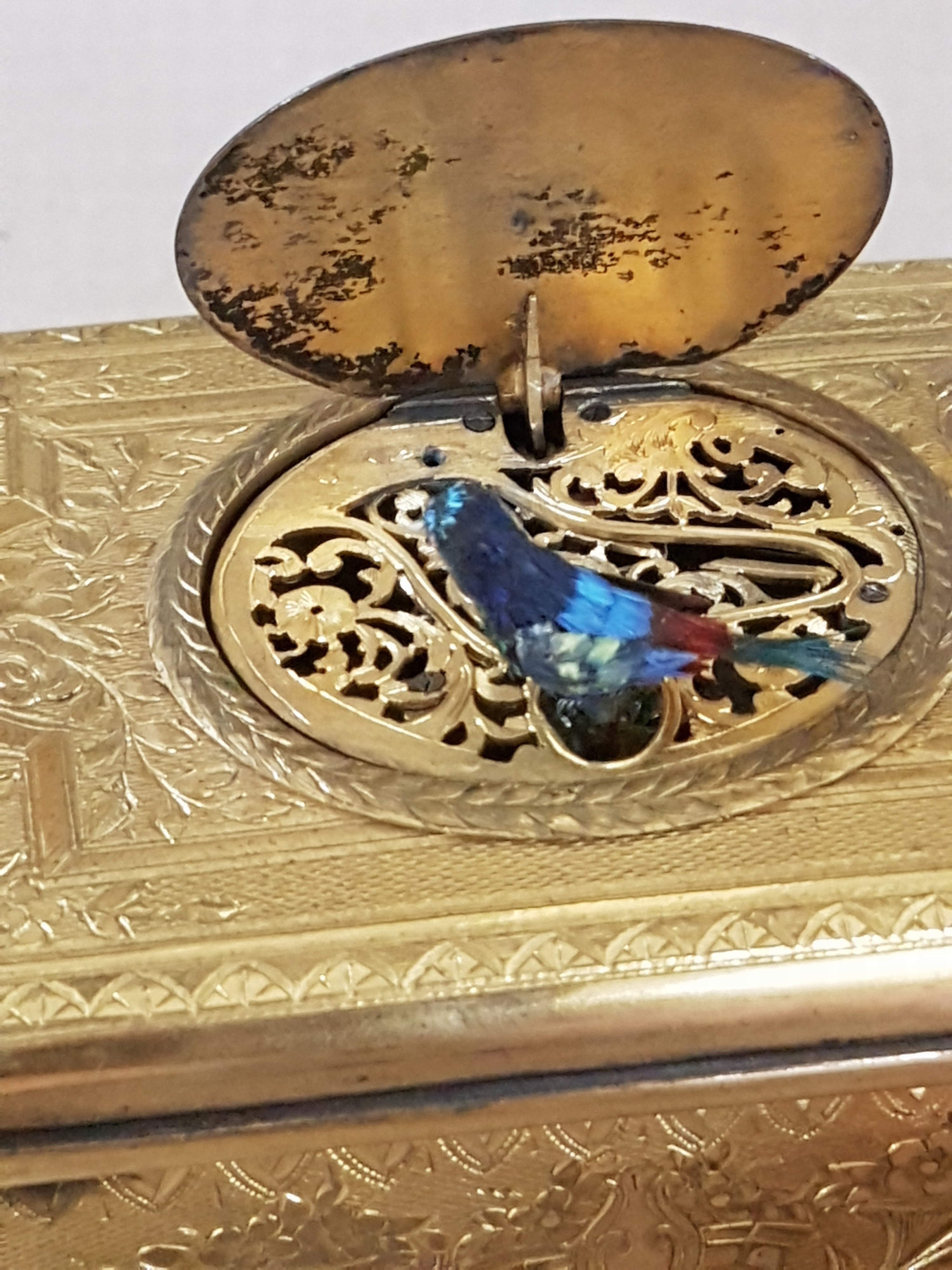 Detail l: Feine Singvogel-Spieldose, wohl Schweiz, um 1840, Metallgehäuse qualitätvoll vergoldet, graviert und guillochiert mit flächigem Dekor aus ...