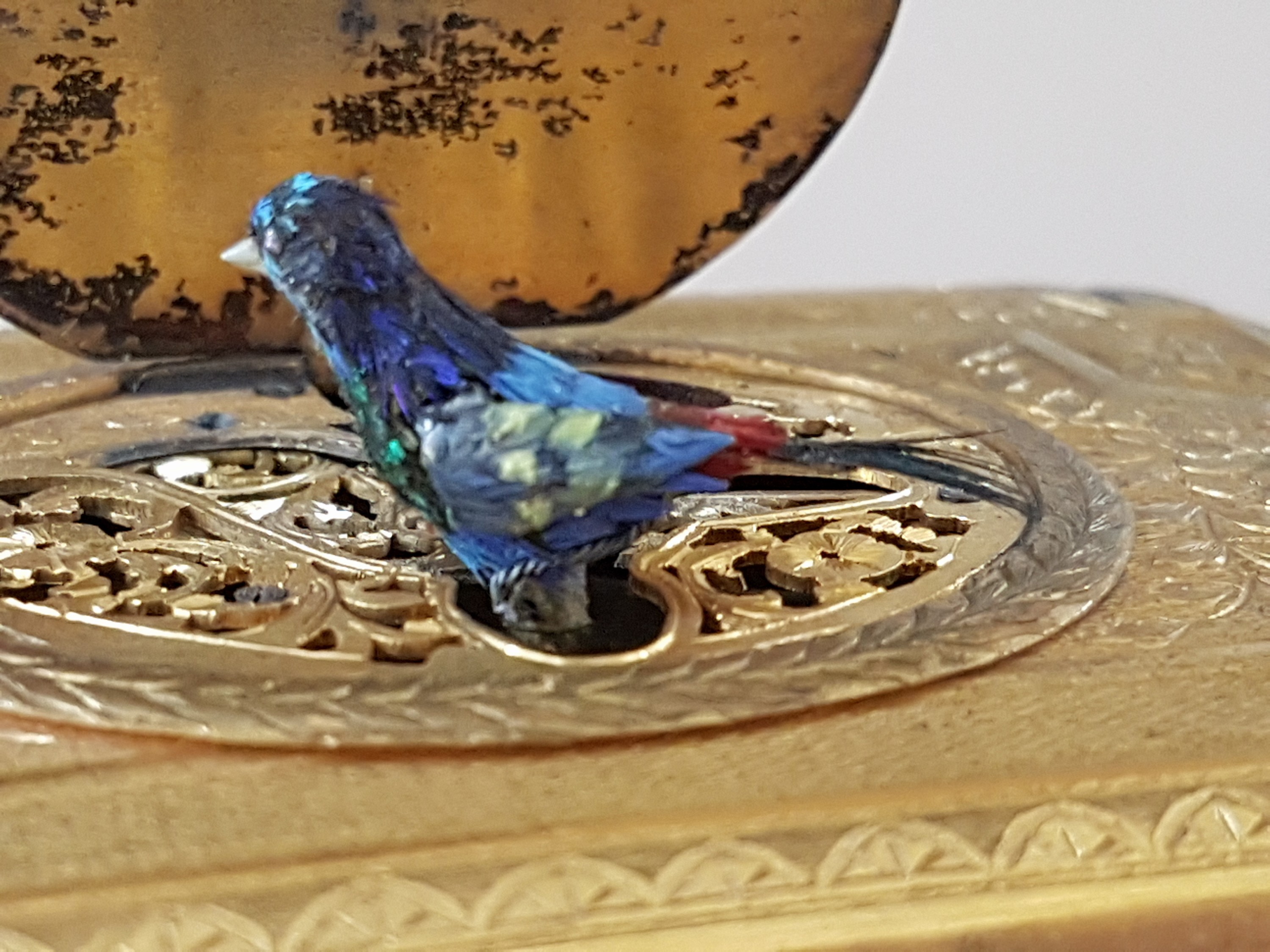 Detail m: Feine Singvogel-Spieldose, wohl Schweiz, um 1840, Metallgehäuse qualitätvoll vergoldet, graviert und guillochiert mit flächigem Dekor aus ...