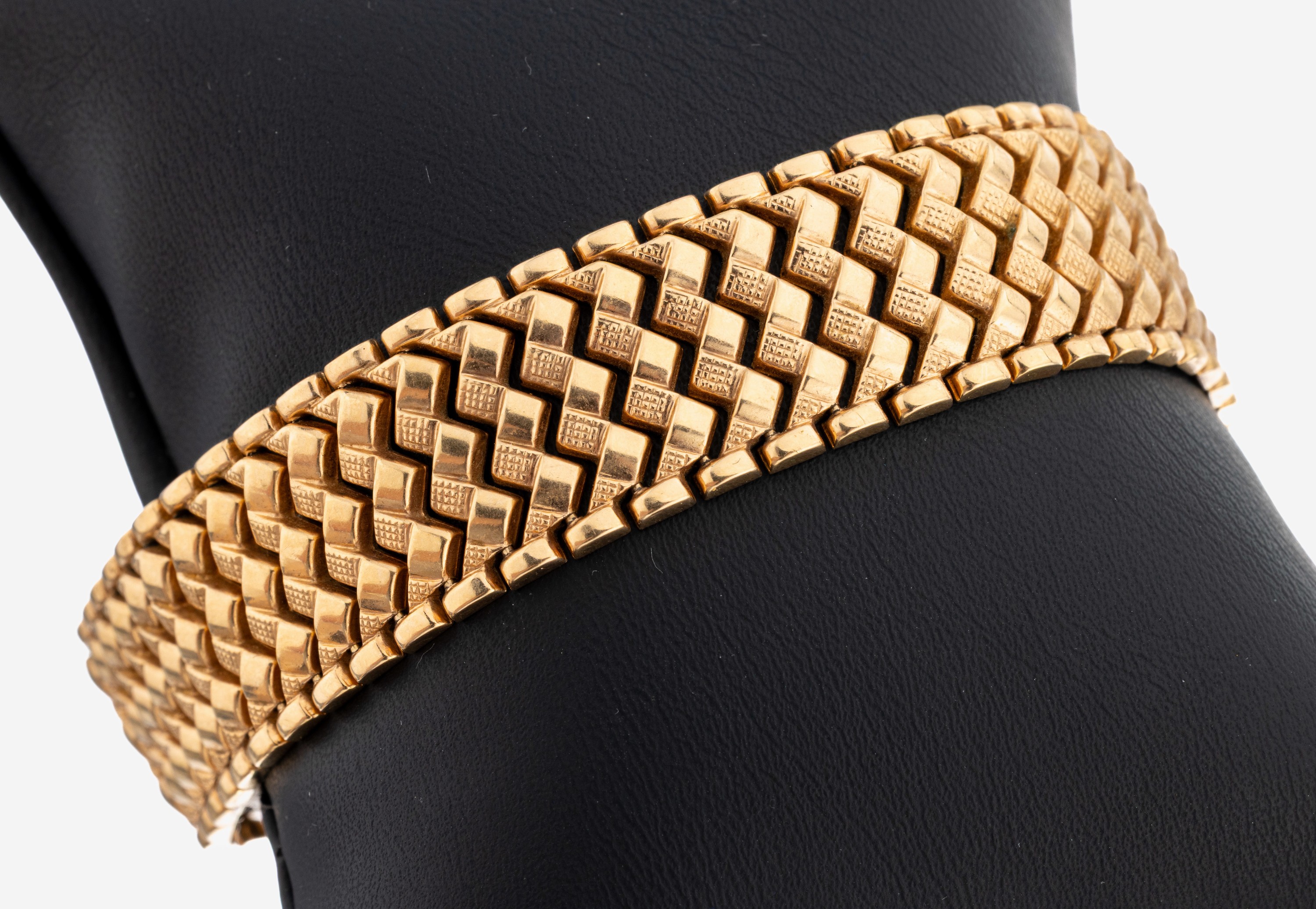 Image 27117657 - 18 kt Gold Armband, RG 750/000, z.T. strukt. und pol., L. ca. 17 cm, Kastenschloss mit ...