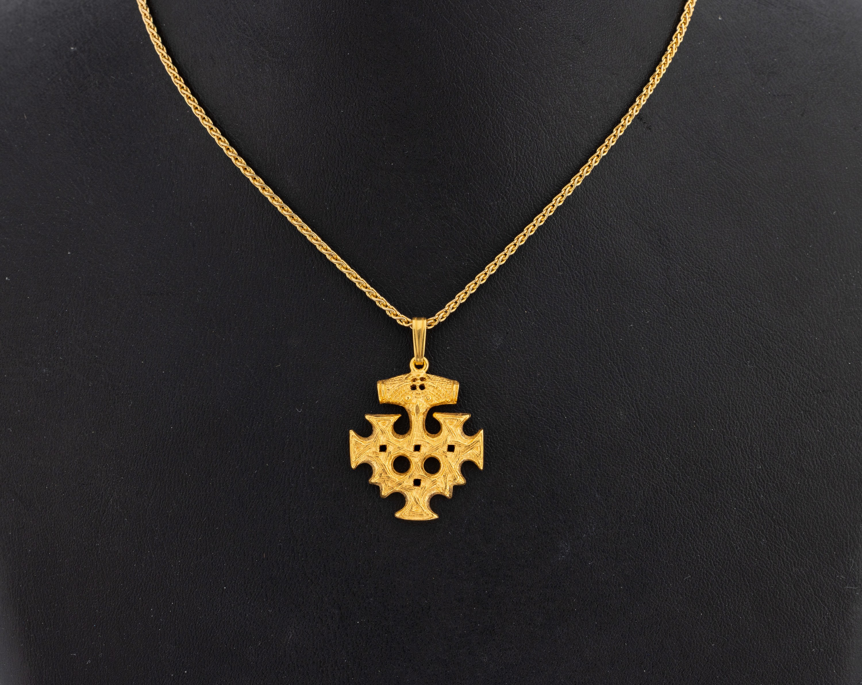 Image 27117659 - 14 kt Gold Anhänger, GG 585/000, Darstellung des Hiddensee Kreuzes, an Kette, L. ca. ...