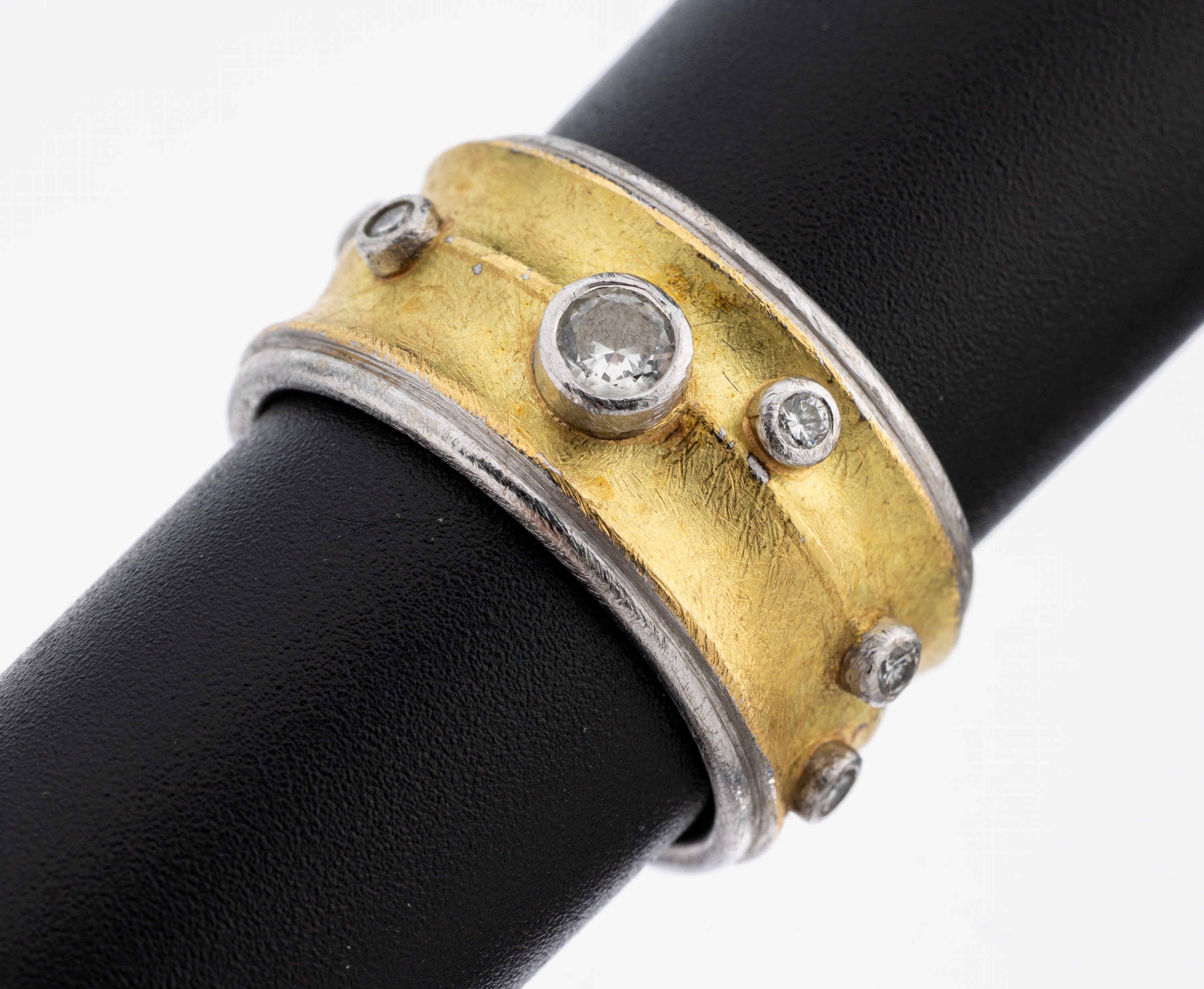 Image 27117673 - 18 kt Gold Brillant-Ring, GG/WG 750/000 gepr., ausgefallenes Design, 9 Brillanten ...