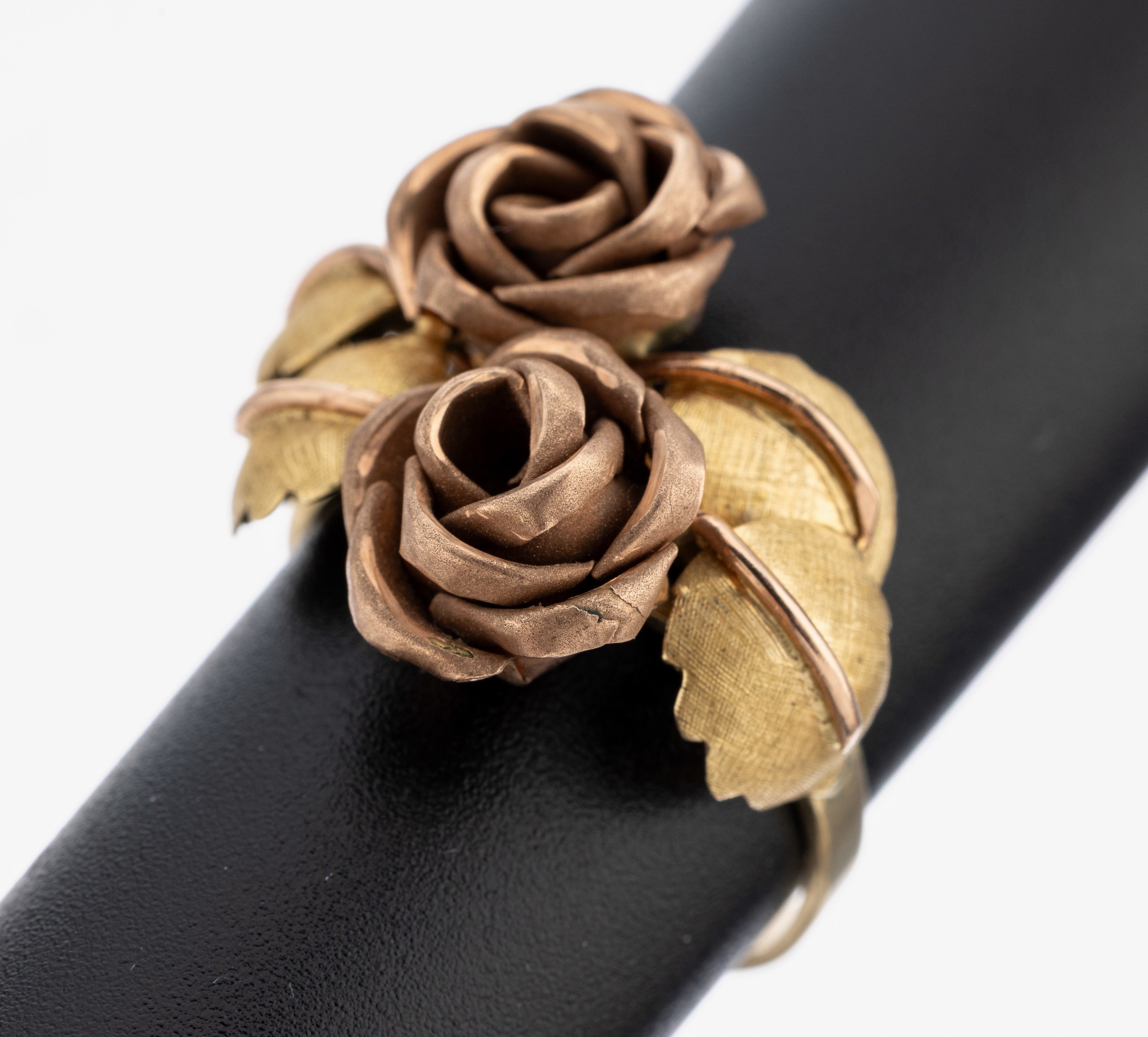Image 27117681 - 14 kt Gold Ring, GG/RG 585/000, Ringkopf mit 2 vollplastischen Rosen, Blätter strukt., ...