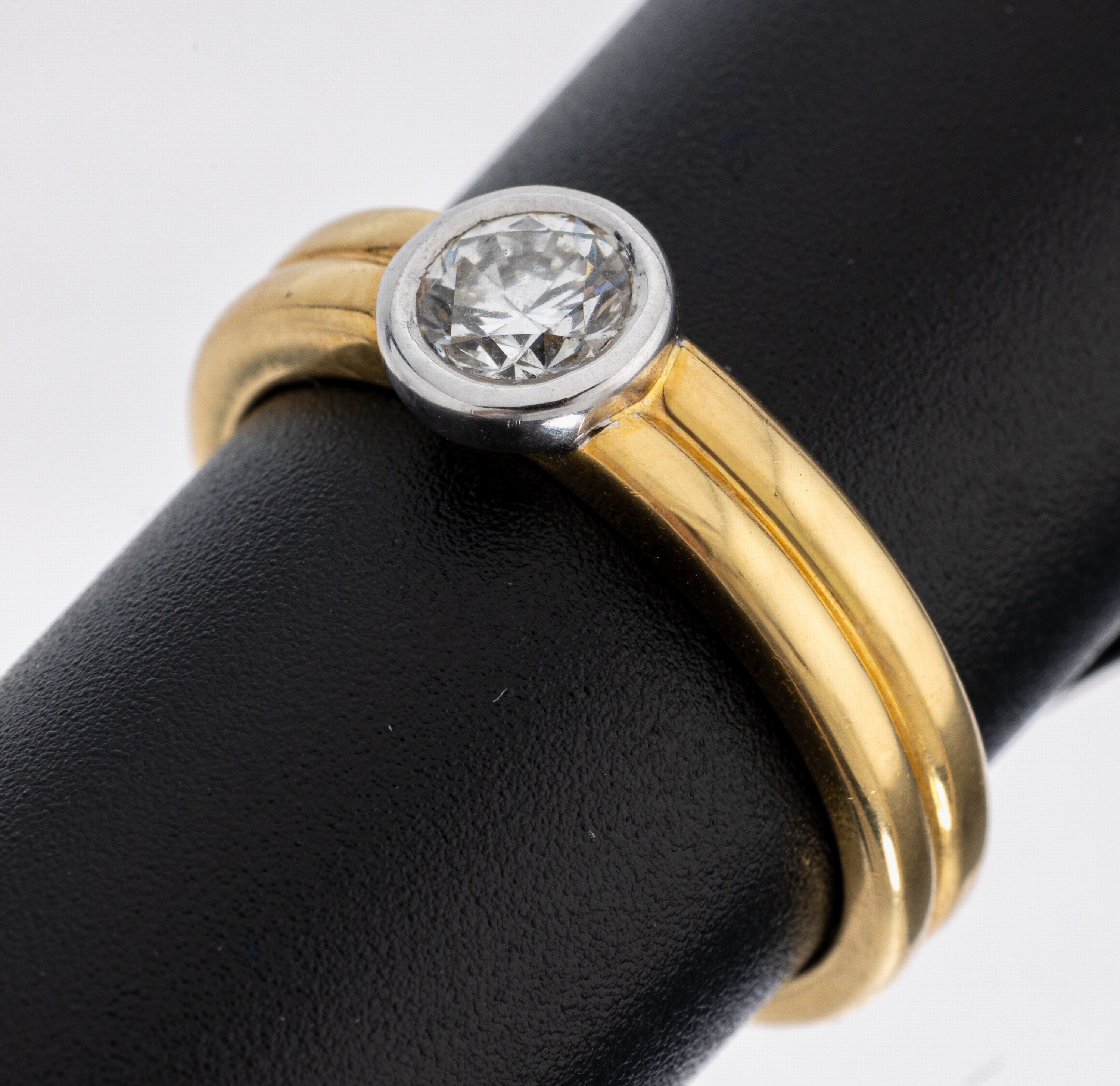 Image 27117686 - 18 kt Gold Brillant-Ring, GG/WG 750/000, inWG gefasster Brillant ca. 0.40 ct feines ...