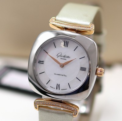 27117601a - GLASHÜTTE Original Pavonina ungetragene Damenarmbanduhr mit Brillanten Referenz ...